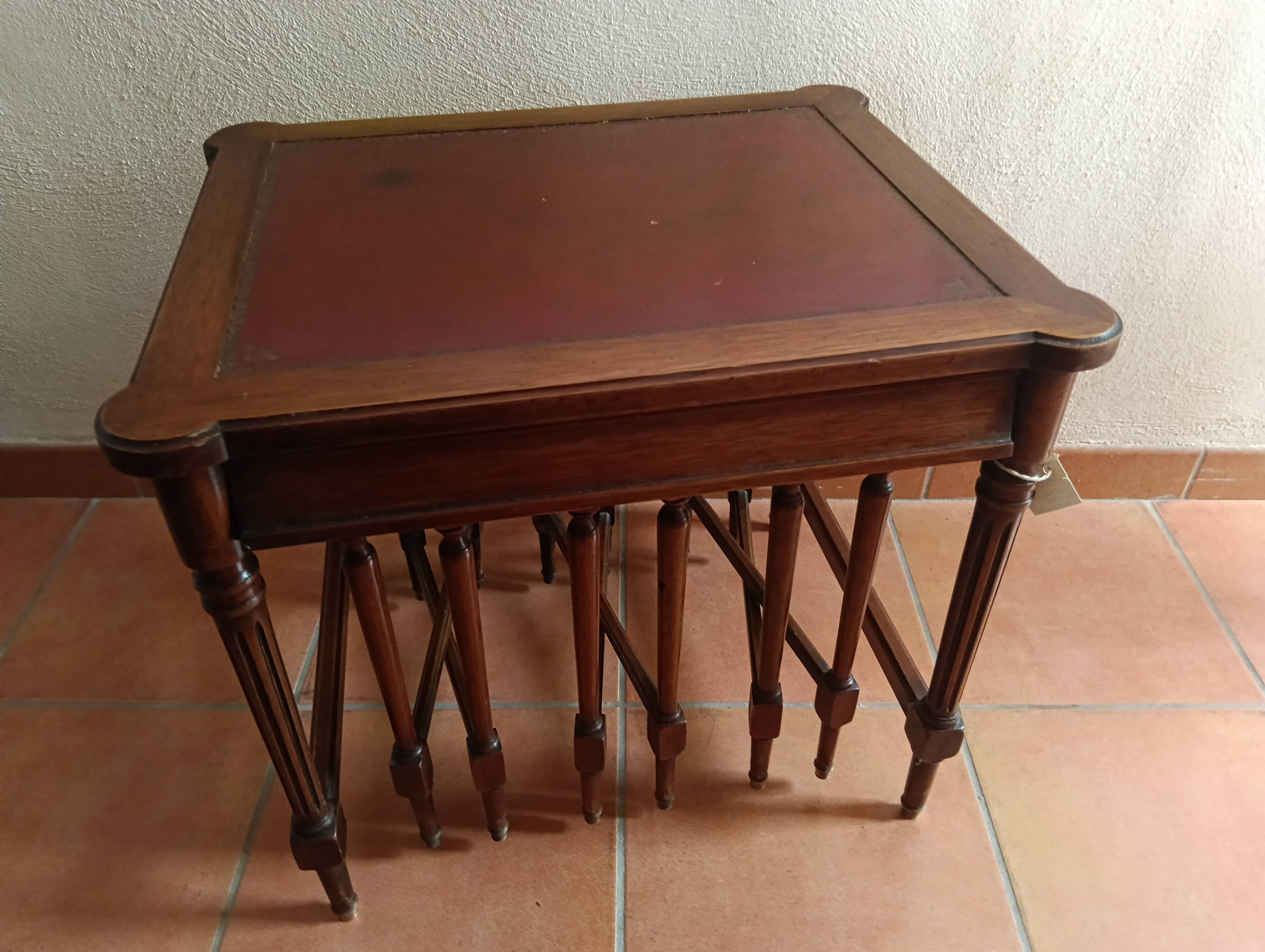 Nesting table set