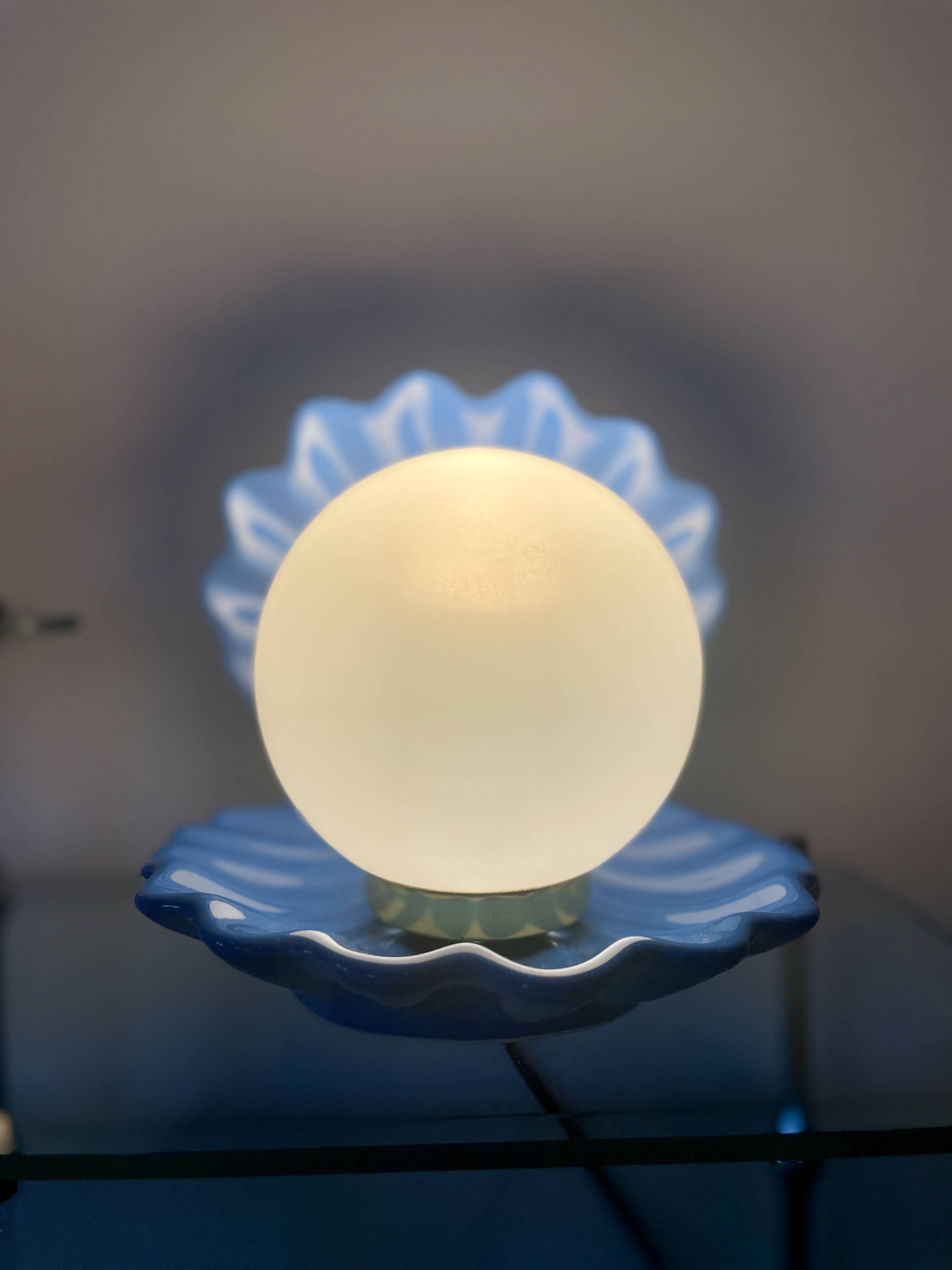 Lampe coquillage en céramique bleue