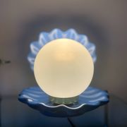 Lampe coquillage en céramique bleue