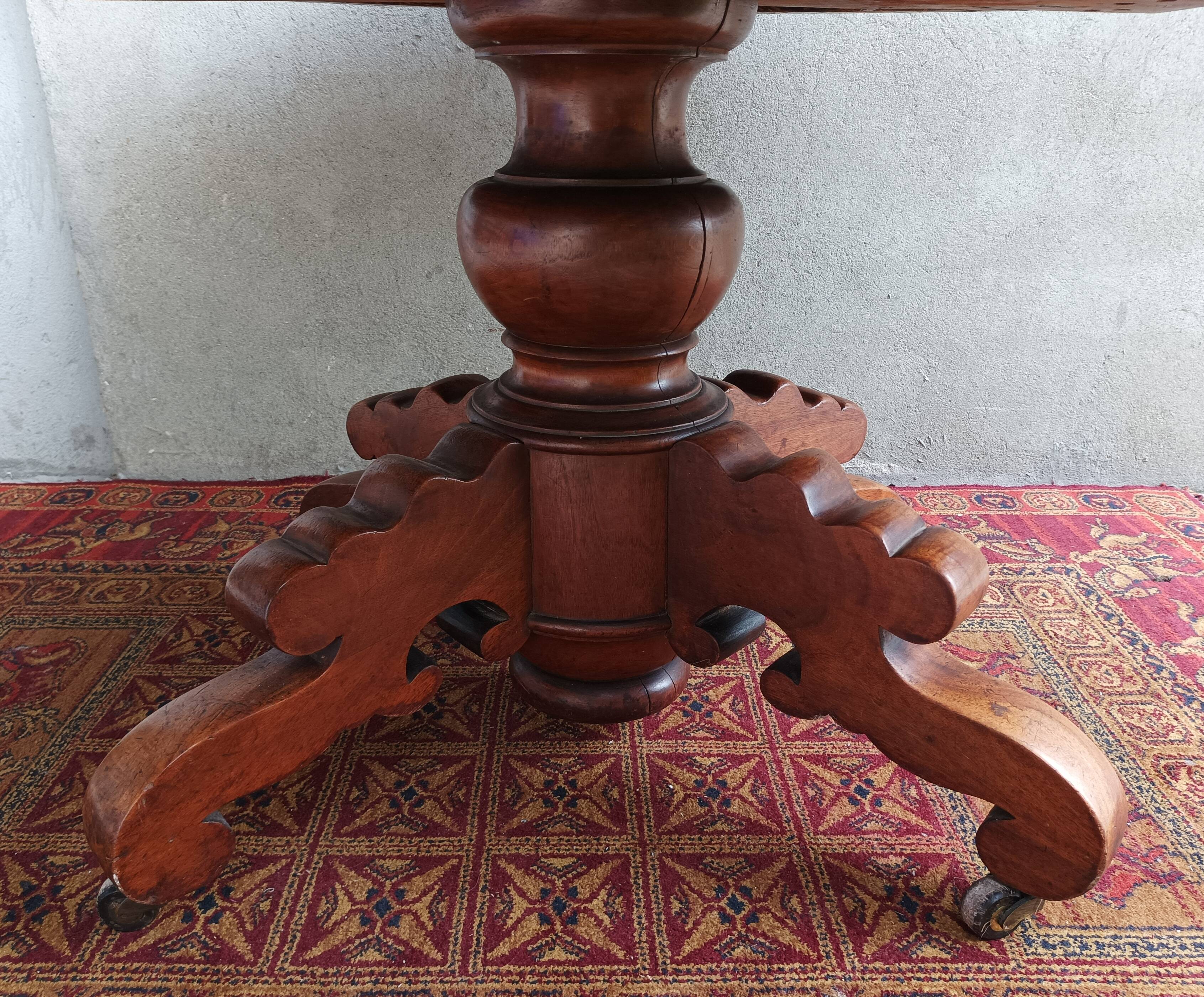 English oval table with 19th century mahogany extensions