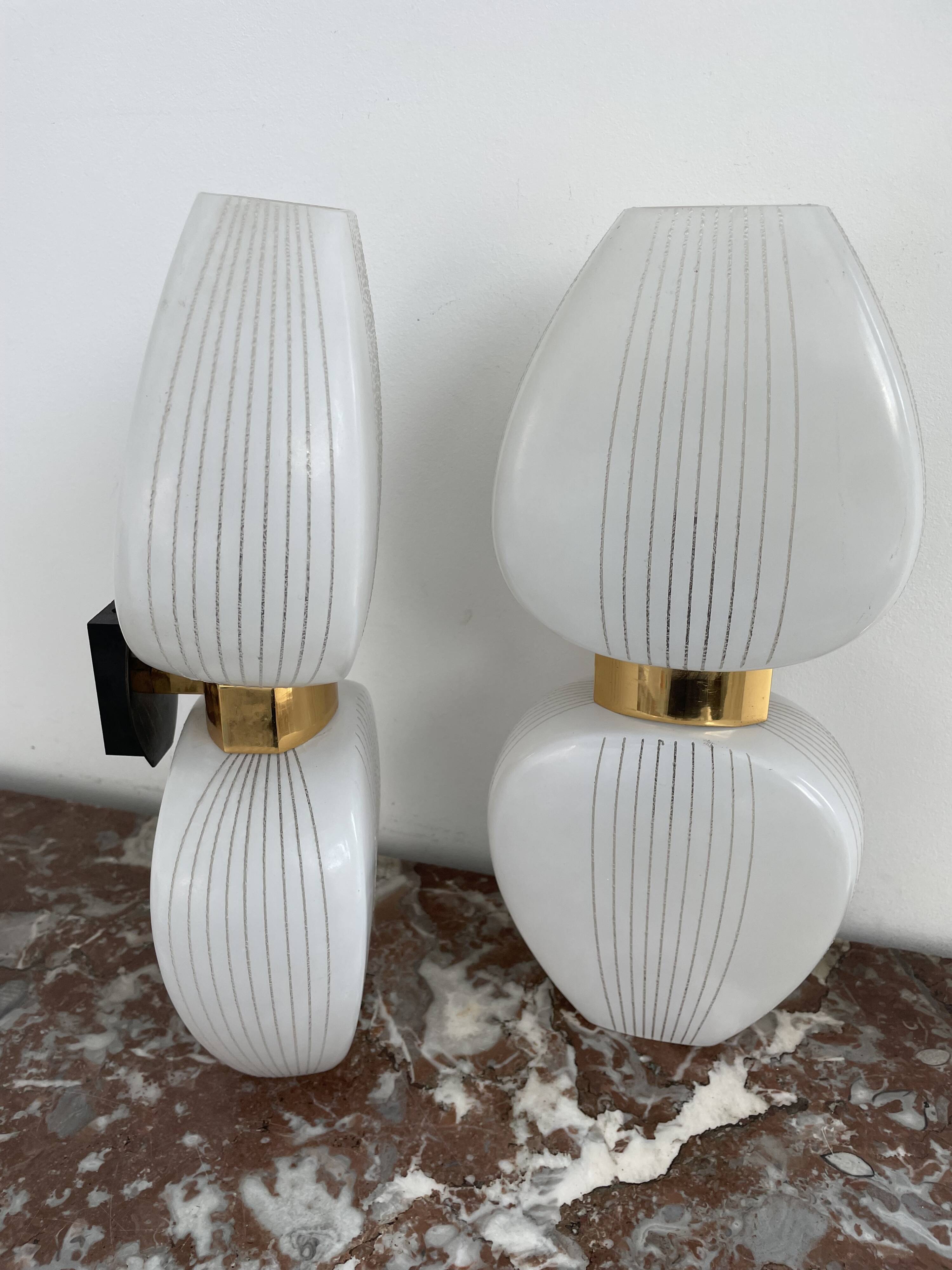 Pair of vintage wall lights from the 60s-70s in striped opaline glass and gilded brass.
