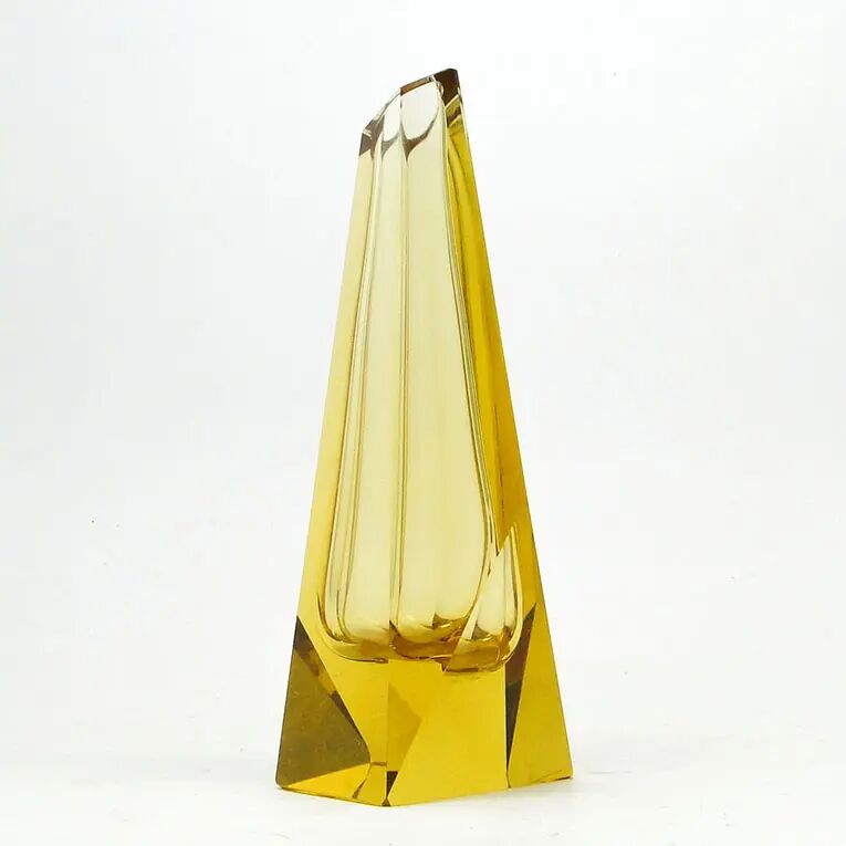 Vase Art Déco, cristal jaune, conçu par J. Hoffmann, Tchécoslovaquie, années 1930.