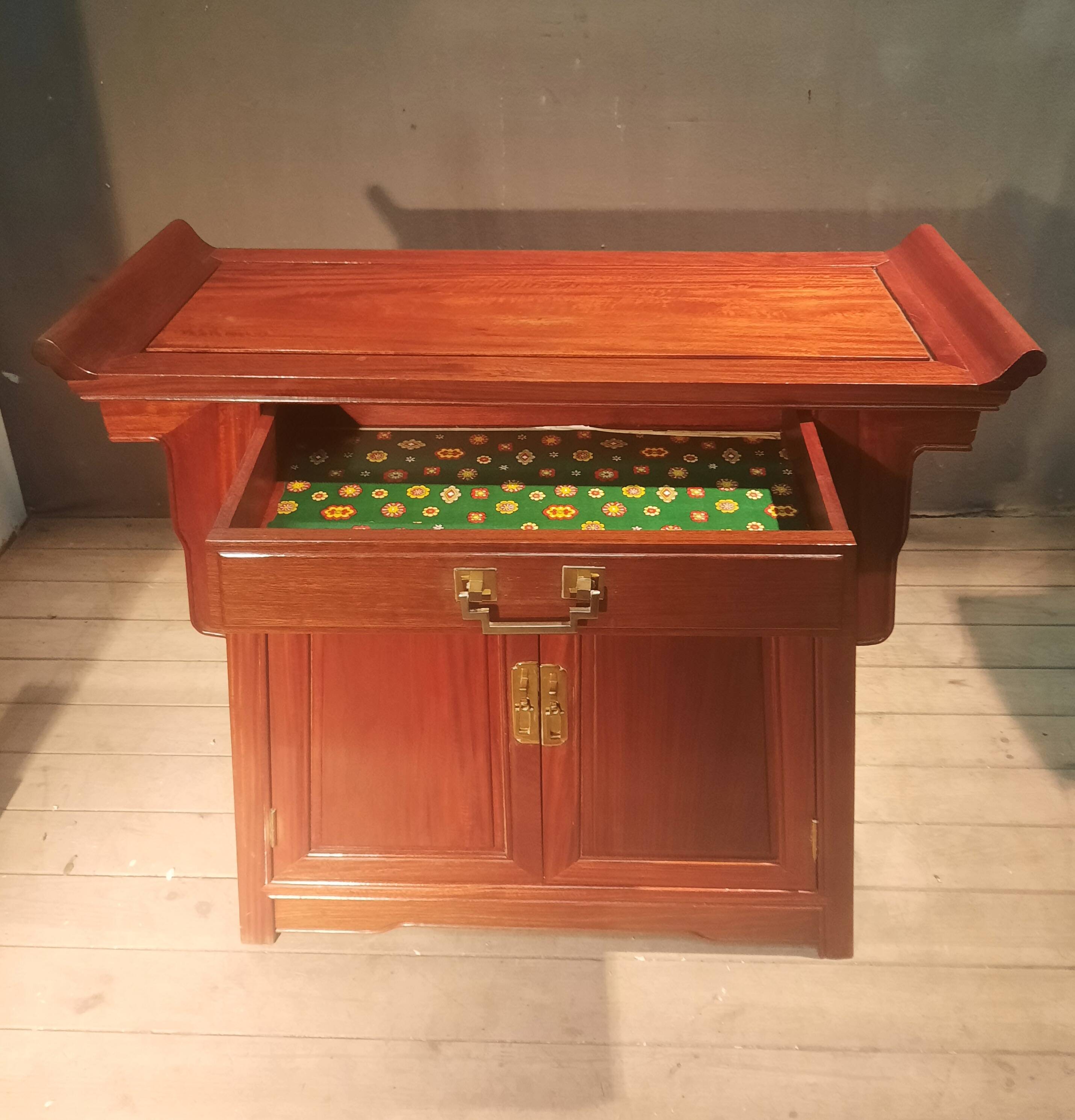 Far Eastern style sideboard with 2 doors