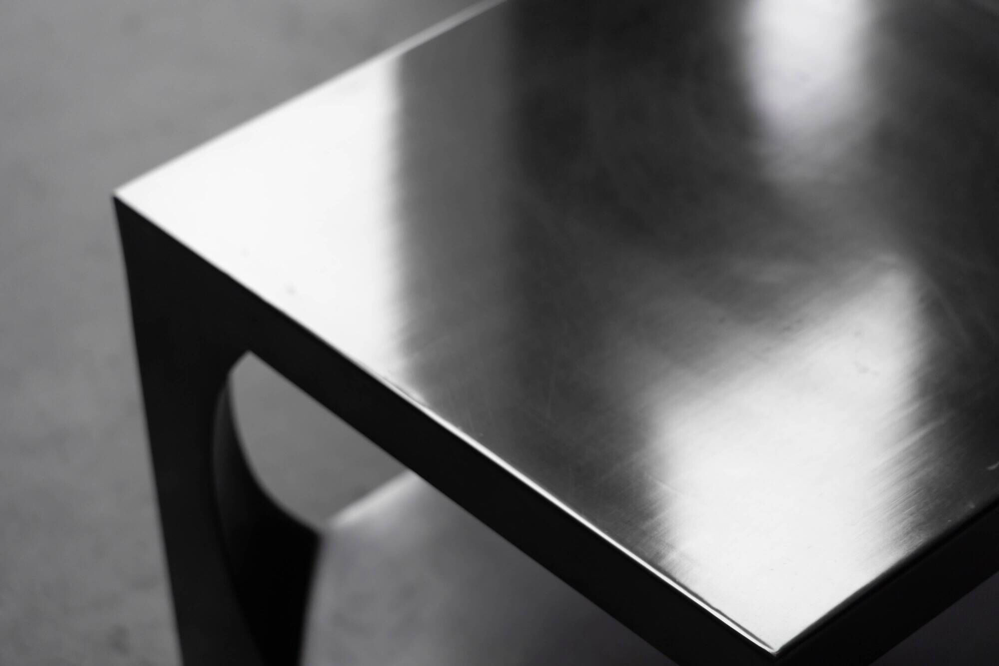 Tables d'appoint modernistes en aluminium, Italie, années 1970