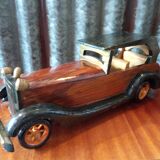 Jouet voiture en bois verni