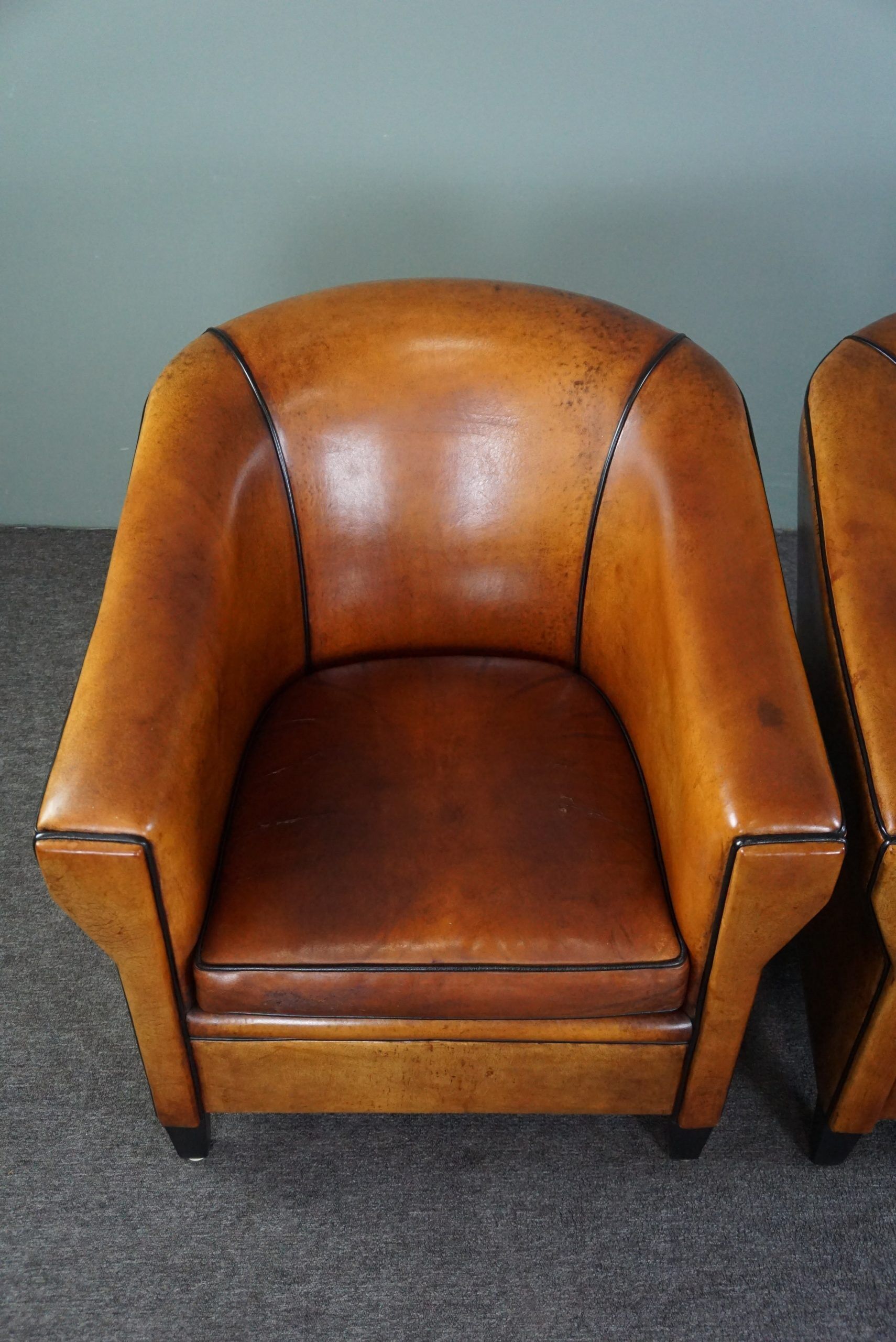Set de 2 fauteuils Art Déco en cuir de mouton passepoil noir