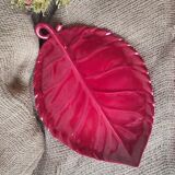 Plat en barbotine feuille rouge bordeaux