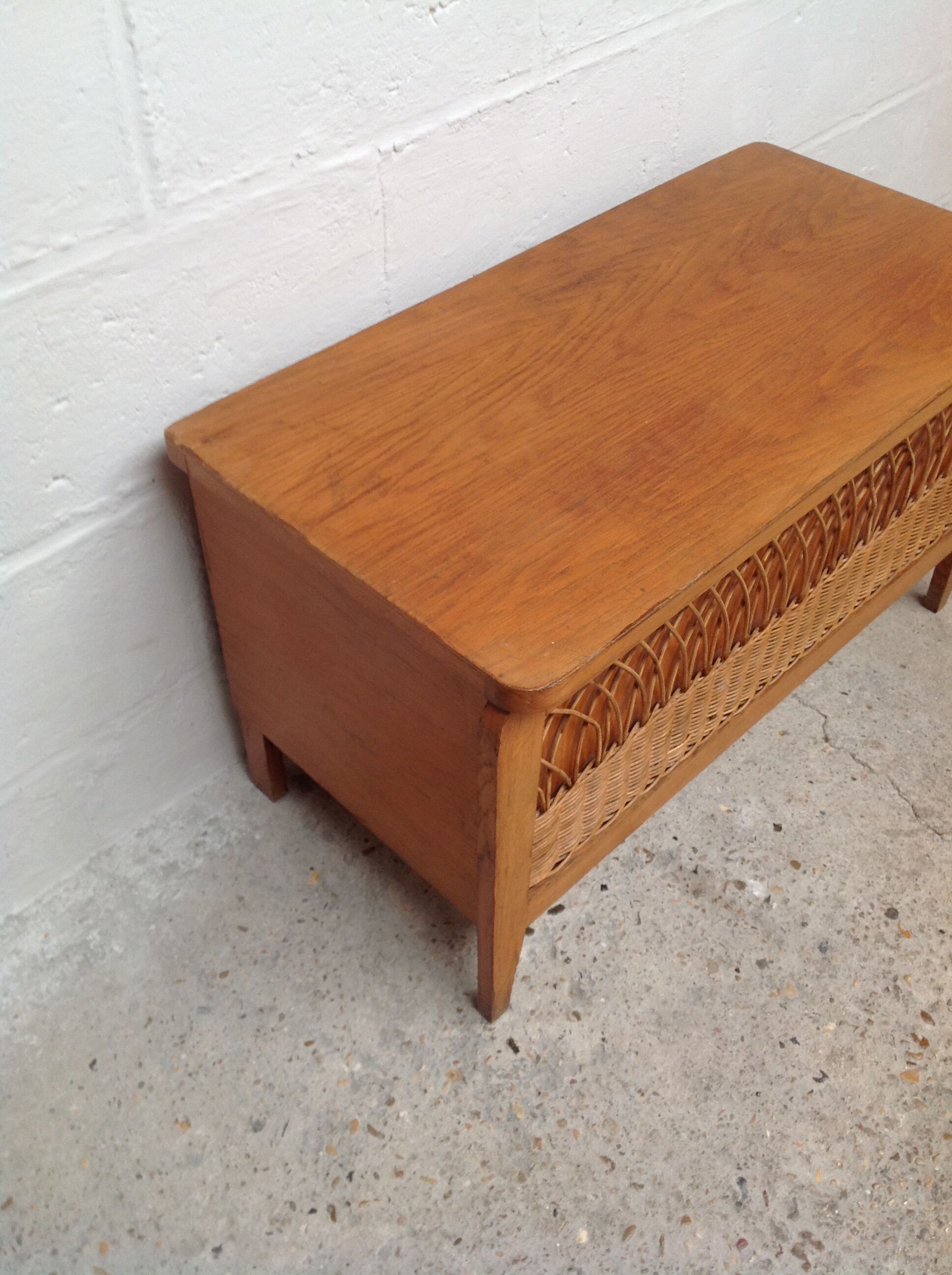 Banc coffre en bois et rotin vintage