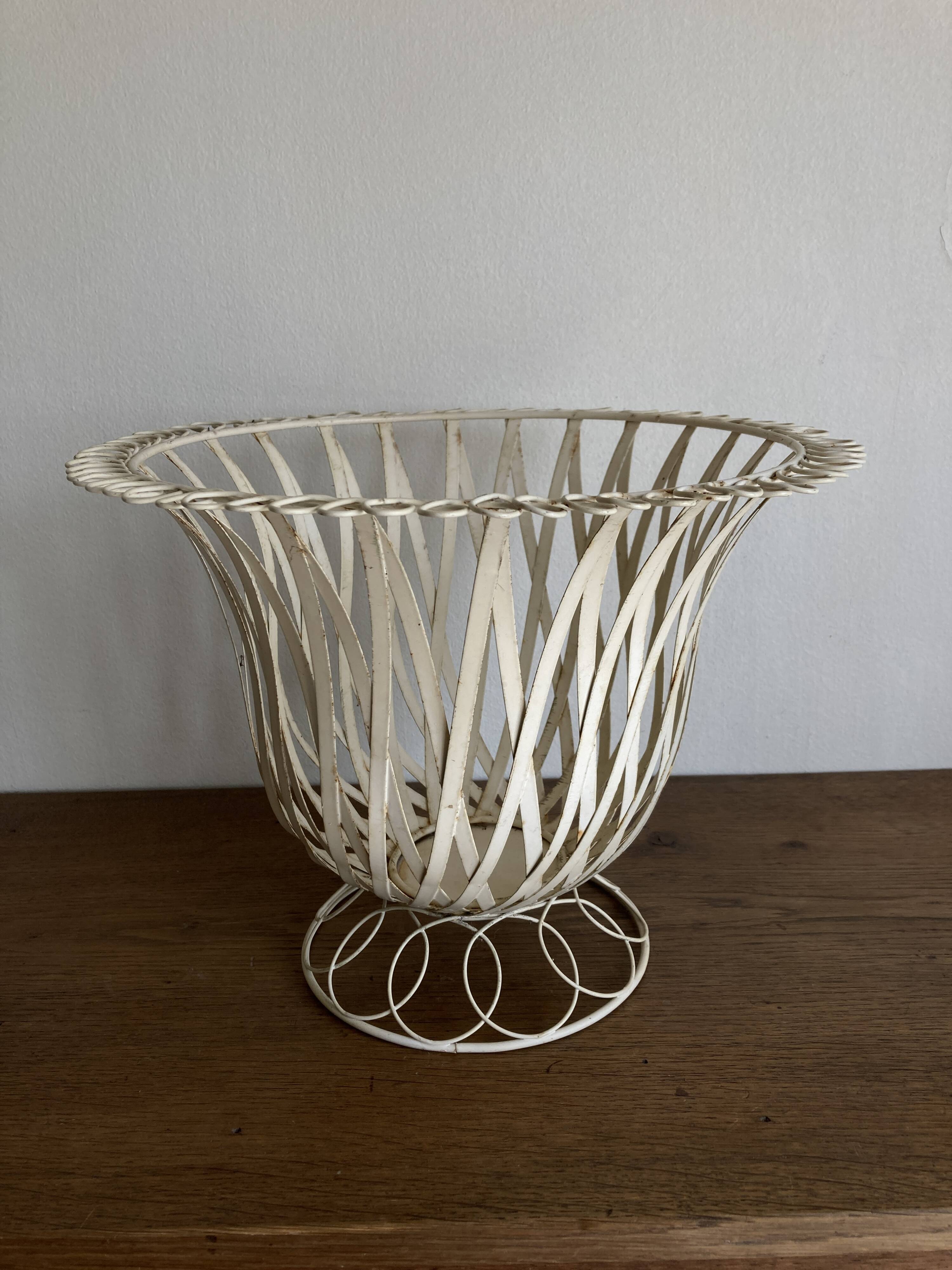 XXL Neoclassical Medici-style plant pot in ivory sheet metal