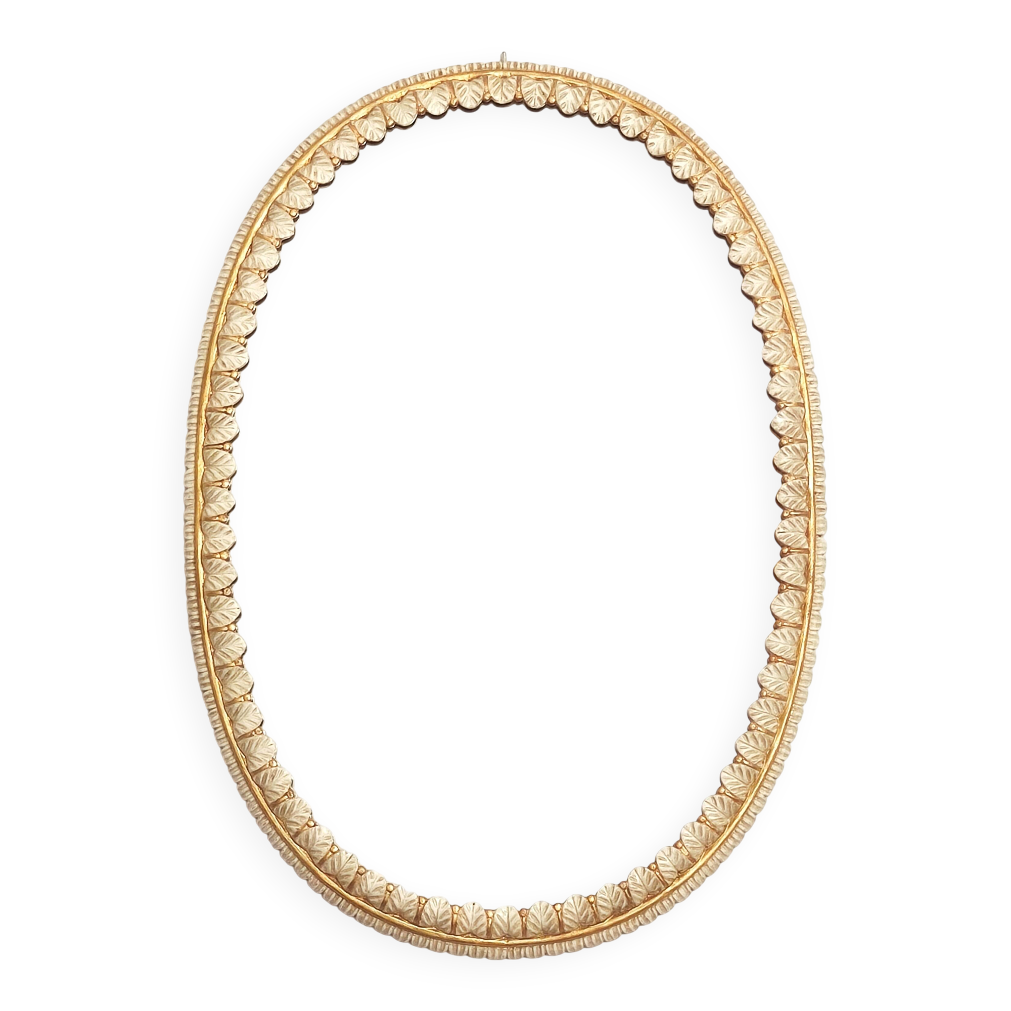 Large oval Florentine mirror in carved wood and gilded with gold leaf.