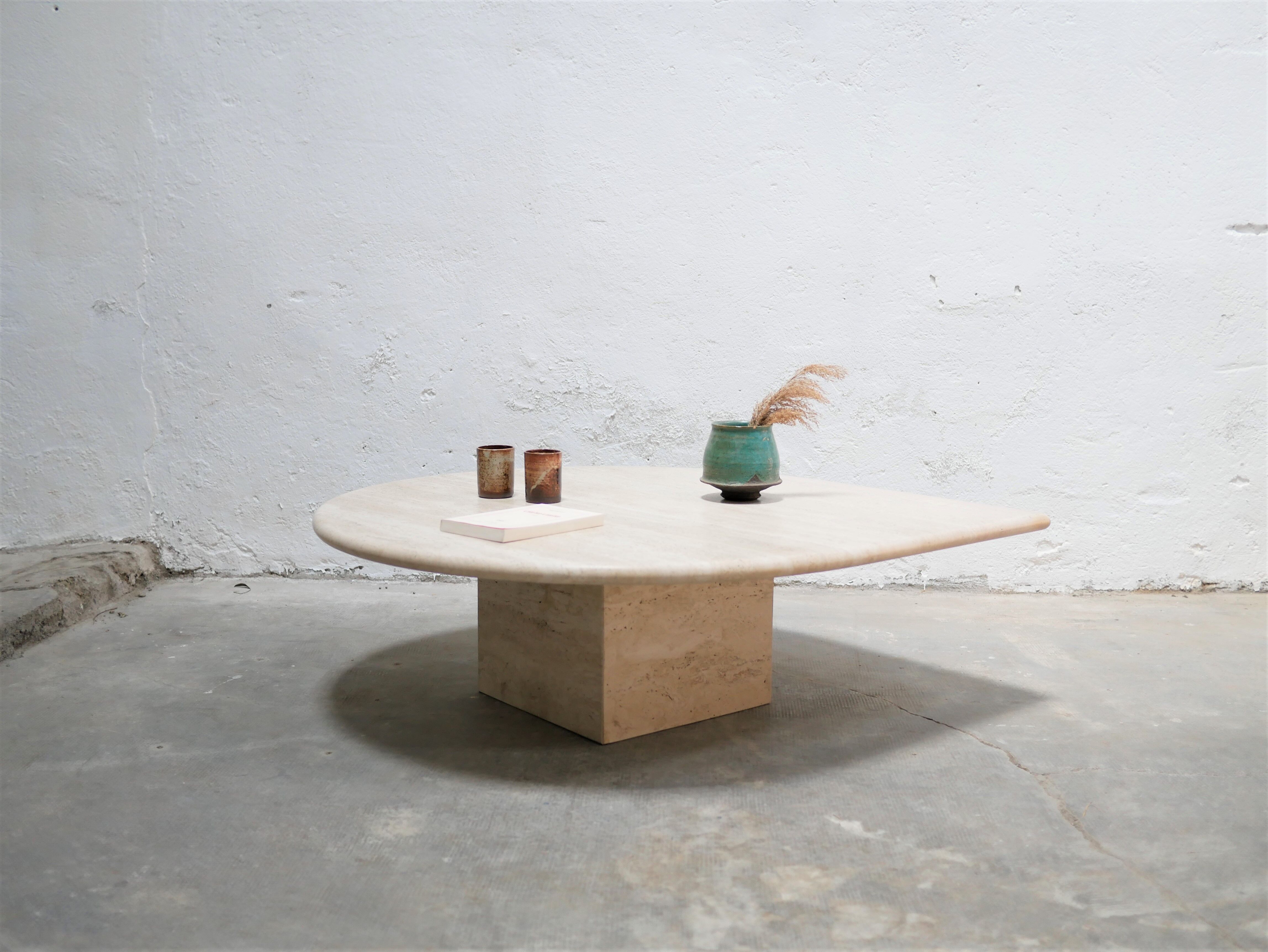 Table basse vintage en travertin