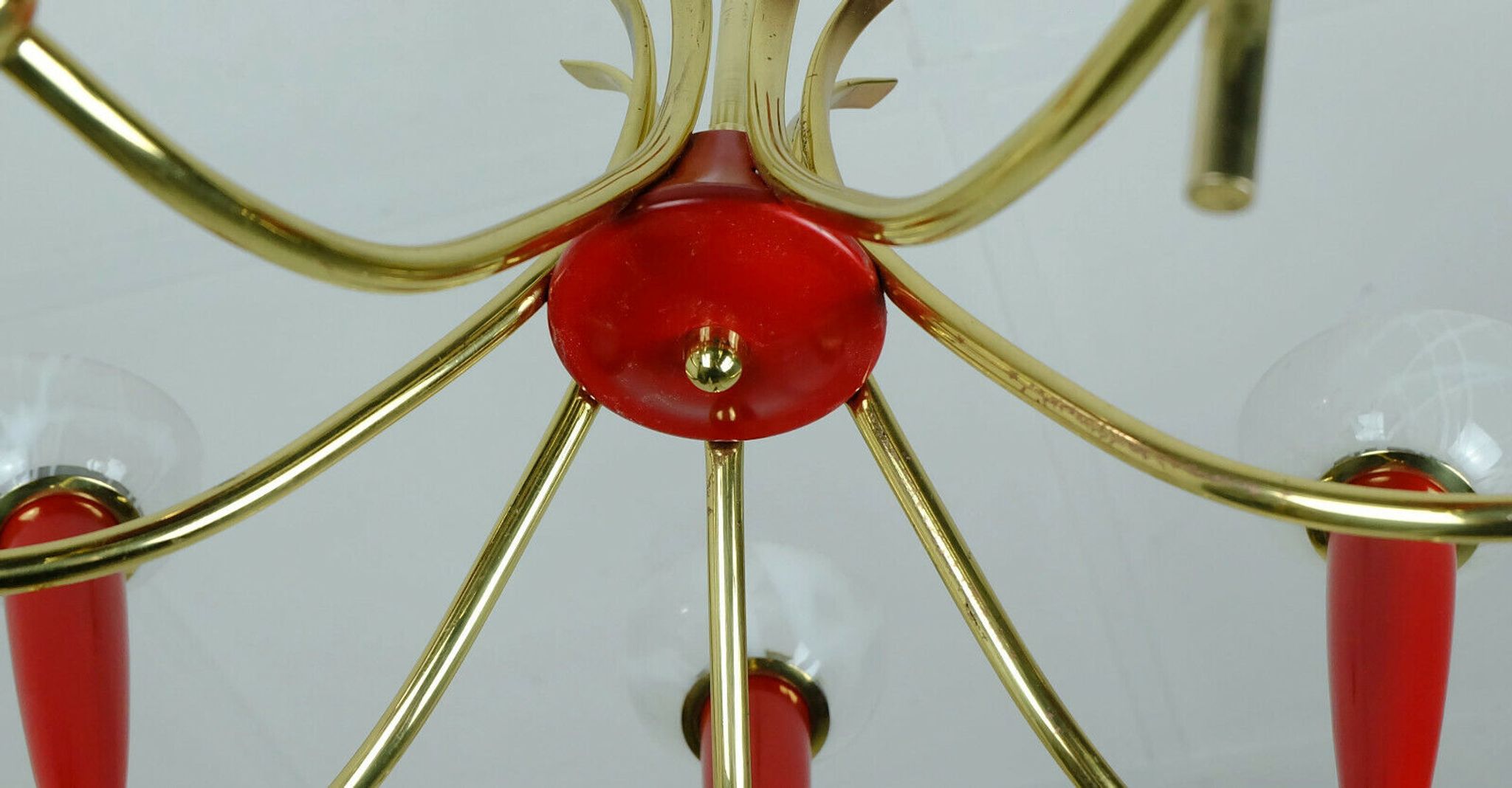 Lustre des années 1950 en laiton et plastique rouge, 7 abat-jours en verre