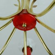 Lustre des années 1950 en laiton et plastique rouge, 7 abat-jours en verre