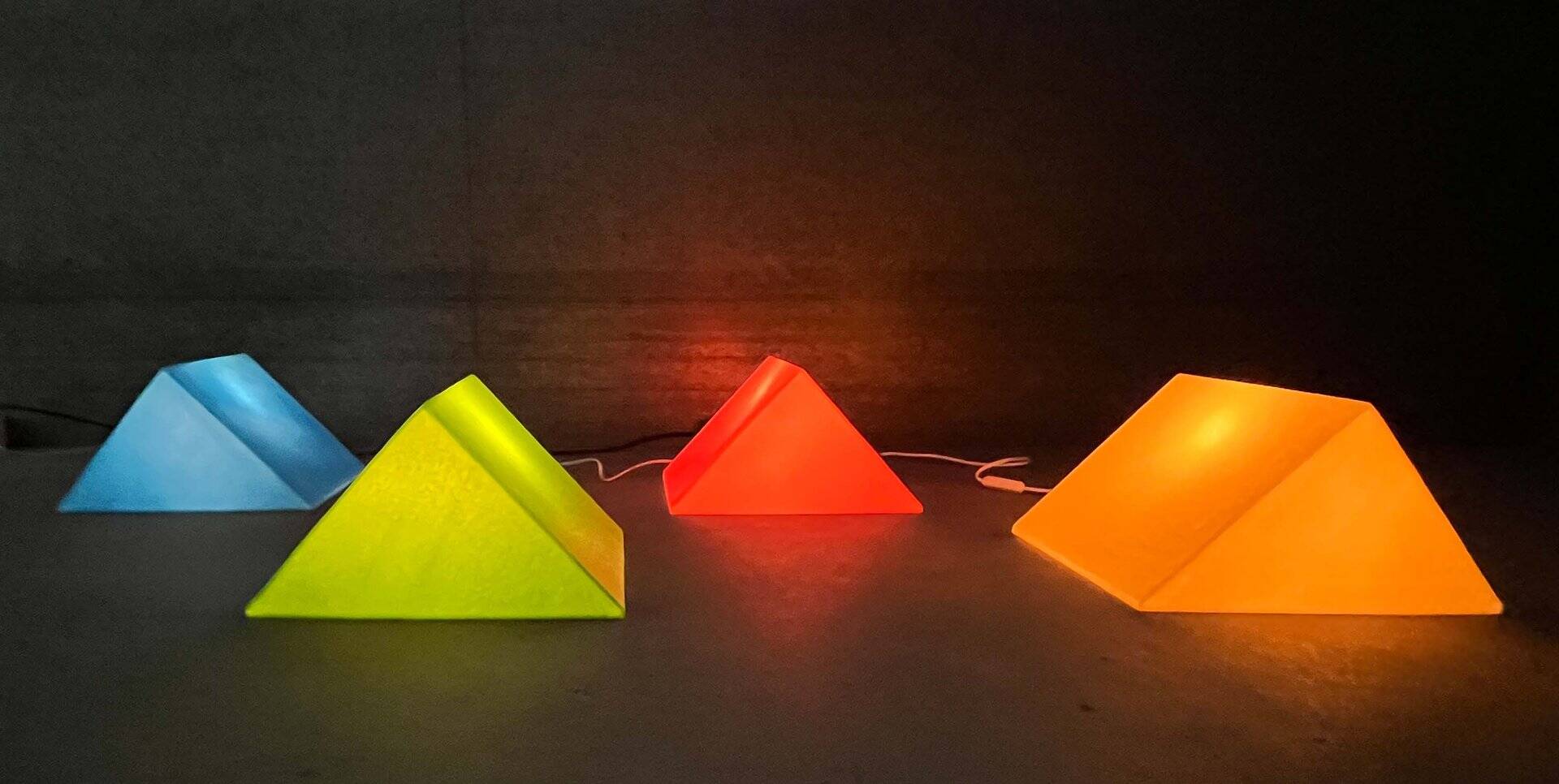 Lampe de sol ou de table en forme de prisme vert postmoderne de Heico, années 1980.