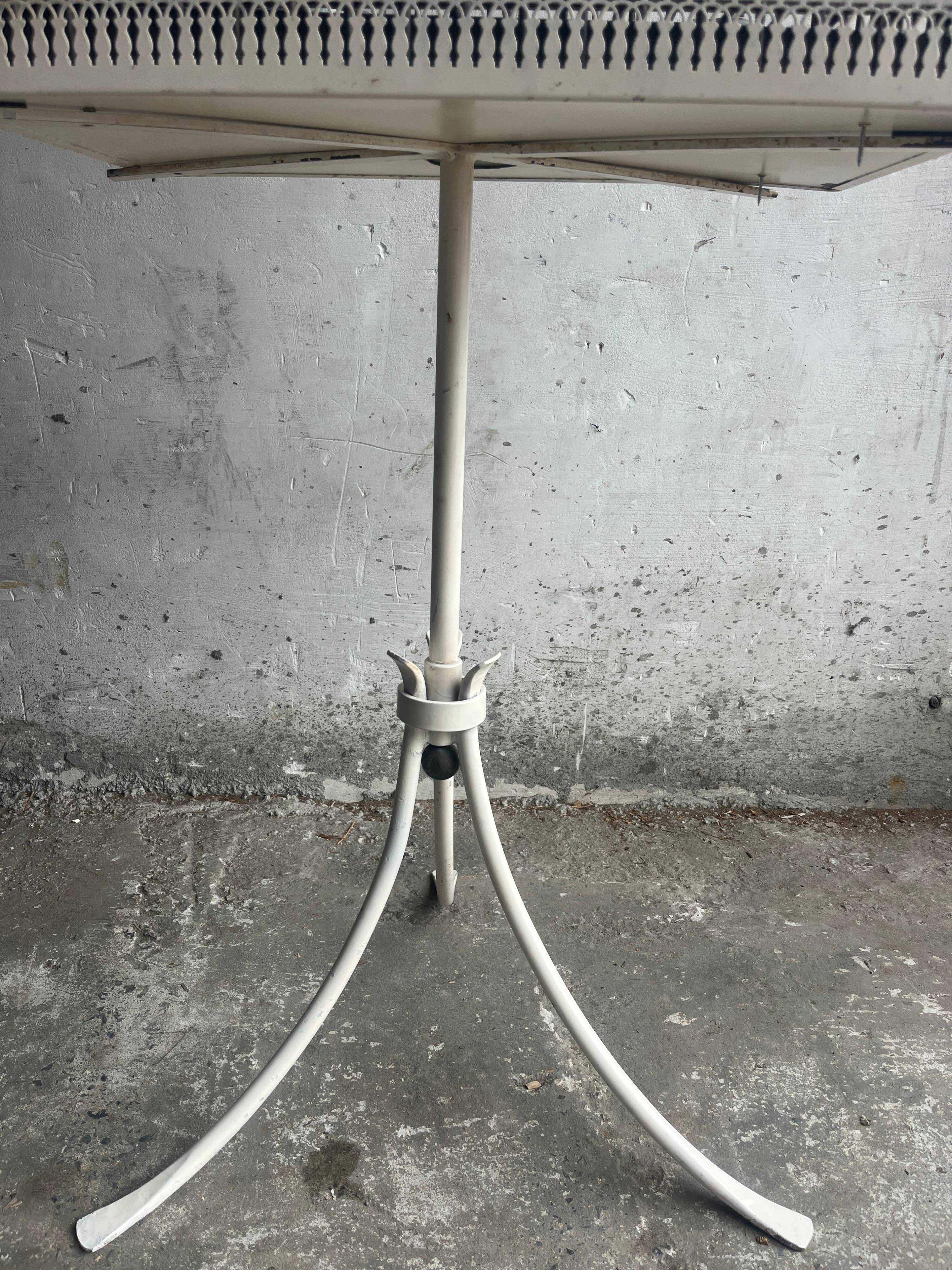 Cage à oiseaux style pagode, milieu du siècle, sur support — métal blanc et noir avec détails en laiton