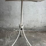 Cage à oiseaux style pagode, milieu du siècle, sur support — métal blanc et noir avec détails en laiton