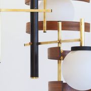 Suspension italienne 3 globes en opaline avec teck et laiton.