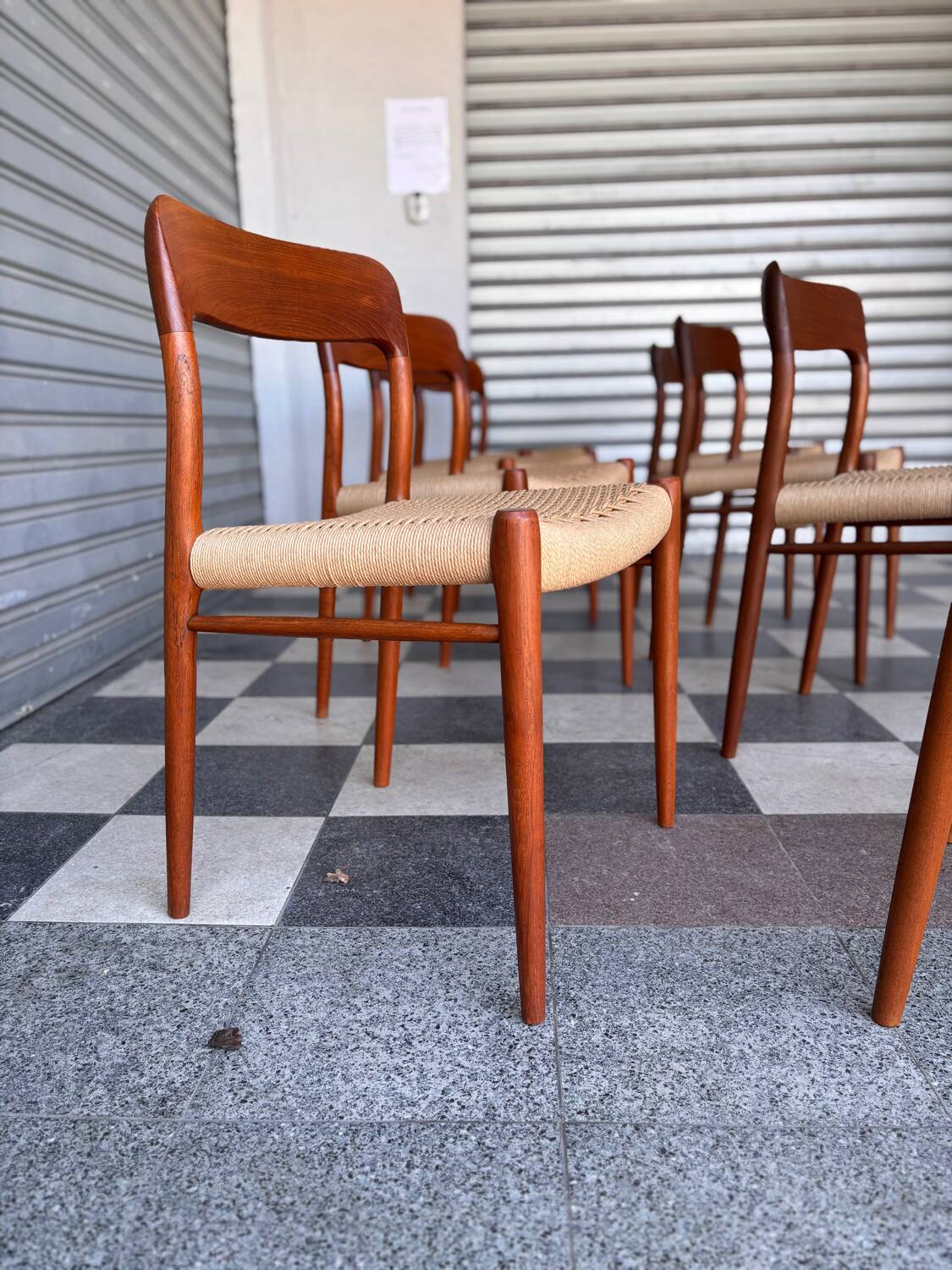 Série de 8 chaises Møller 75