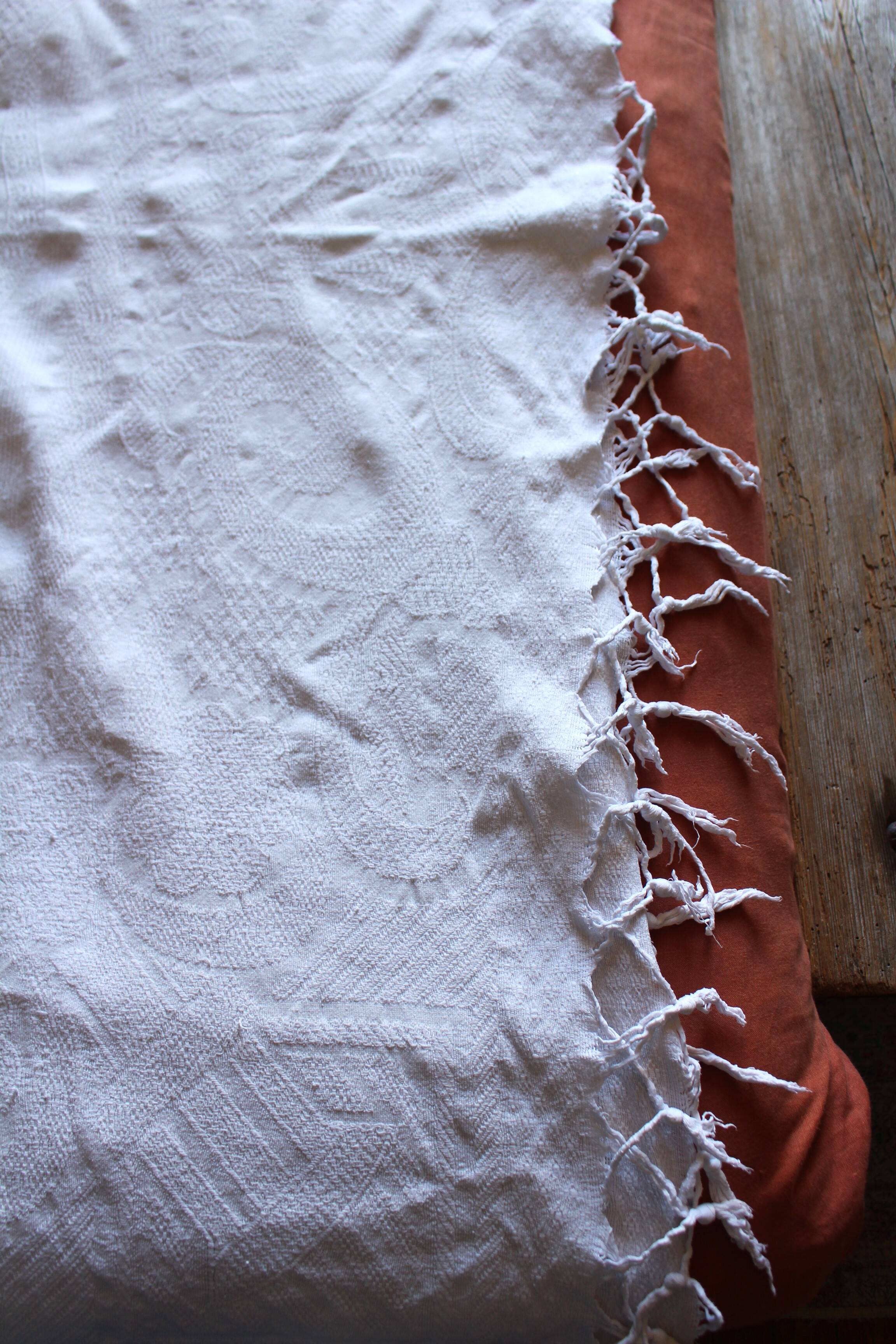 Plaid ancien blanc franges broderies ajourées