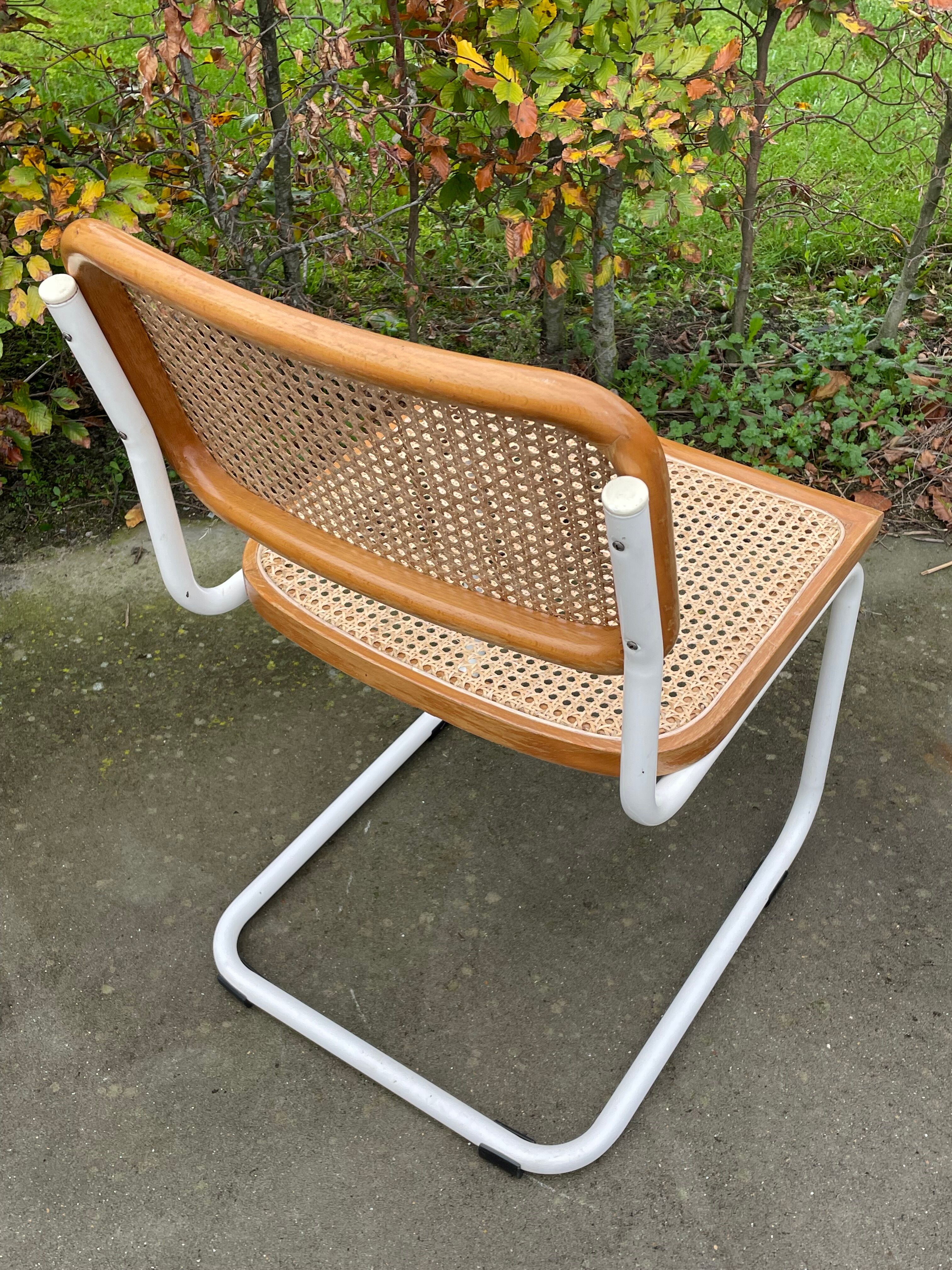 Chaise Cesca modèle b32 en blanc et bois par Marcel Breuer