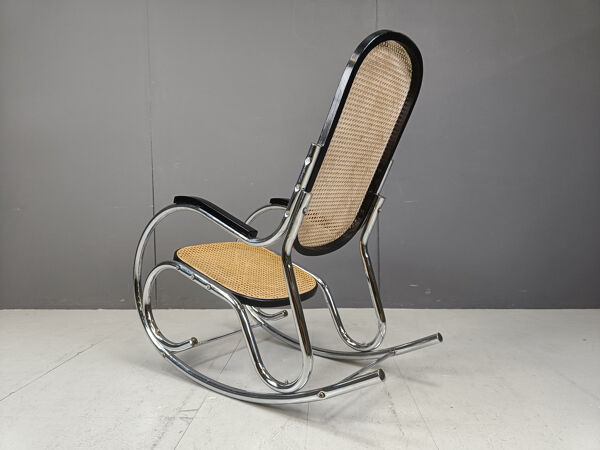 Copie d'une chaise berçante vintage en chrome et rotin, années 1960.