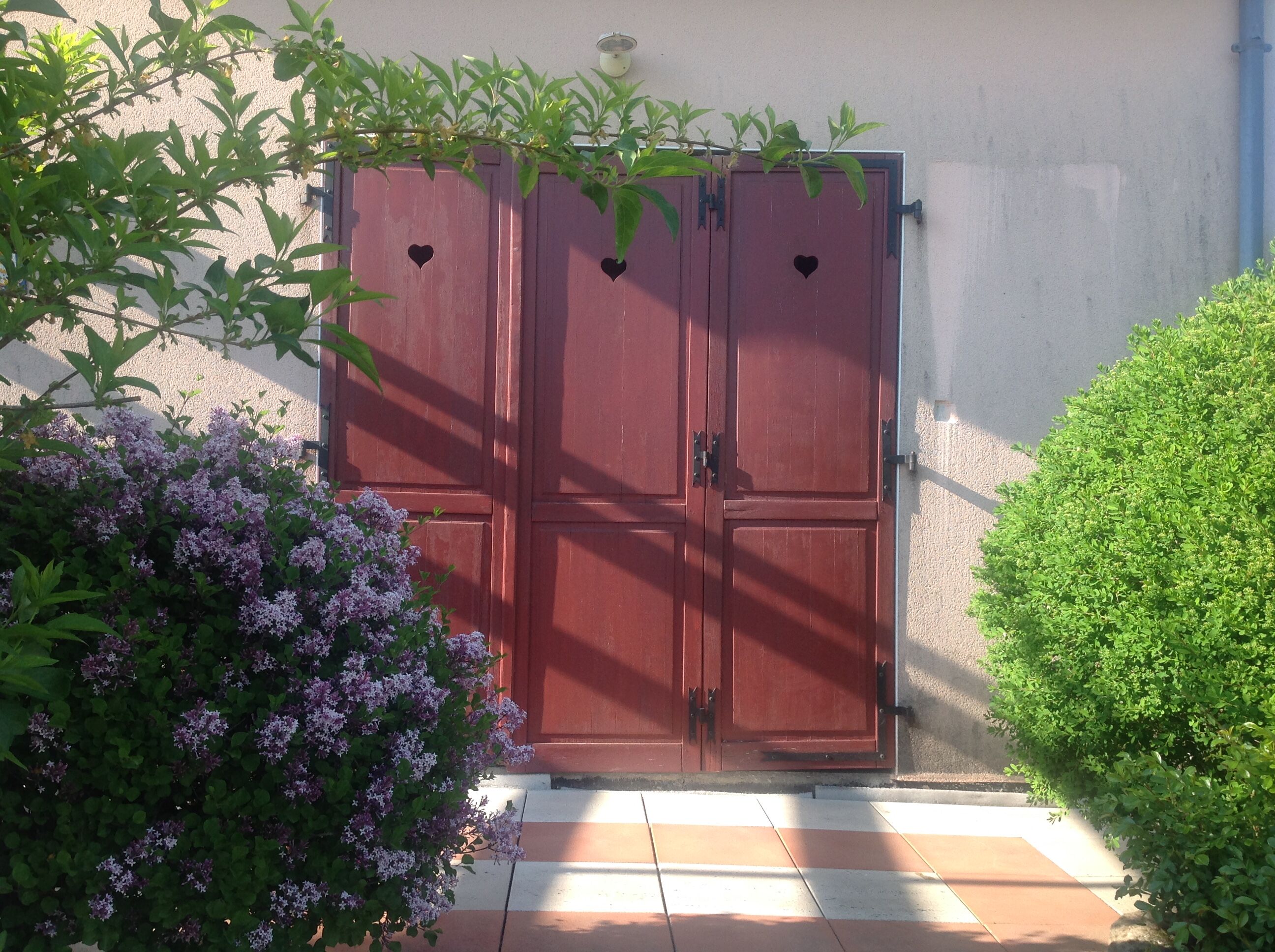 Ancien volet en bois à trois vantaux rouge basque Selency