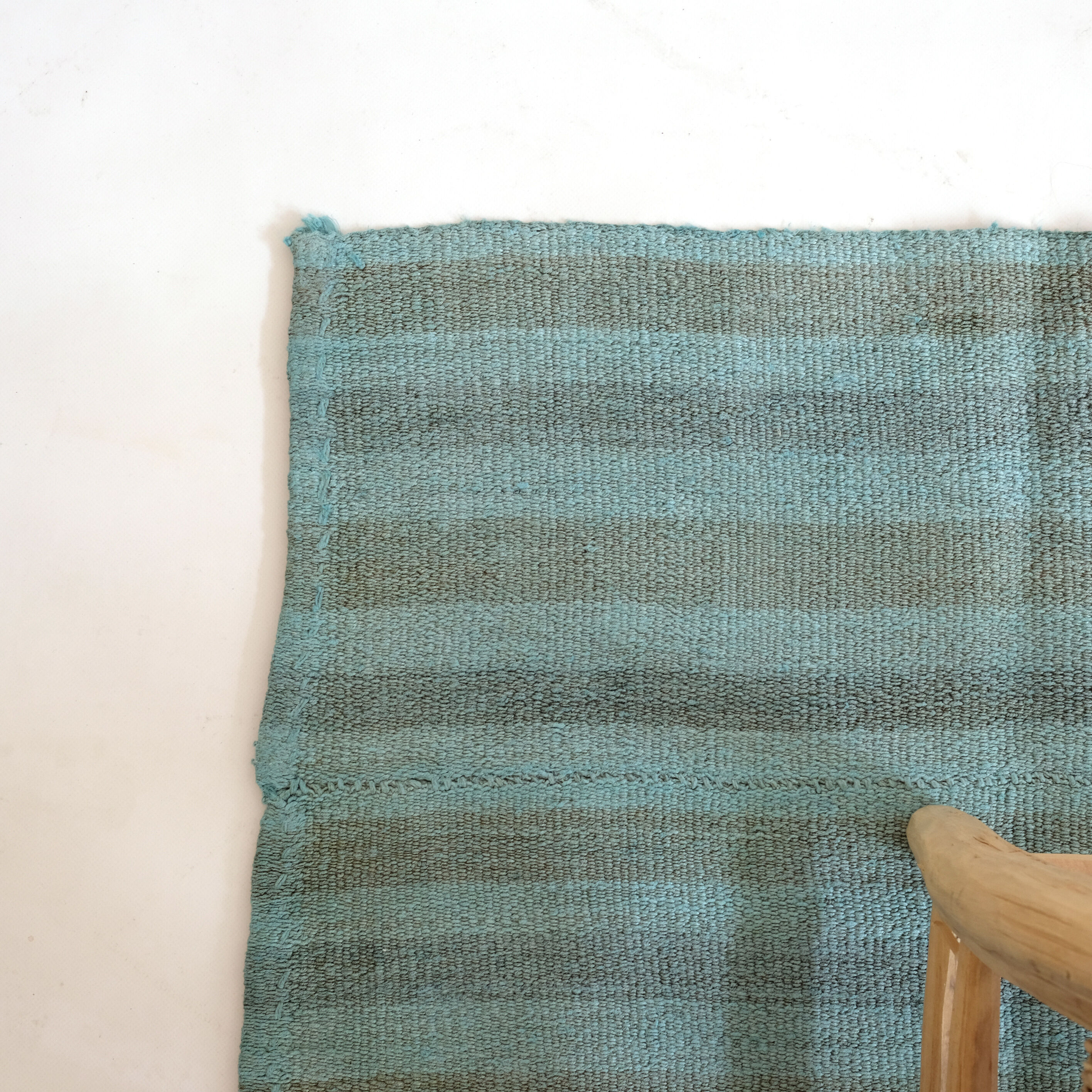 Blue hemp carpet of Turkish origin, 150 x 195 cm.
