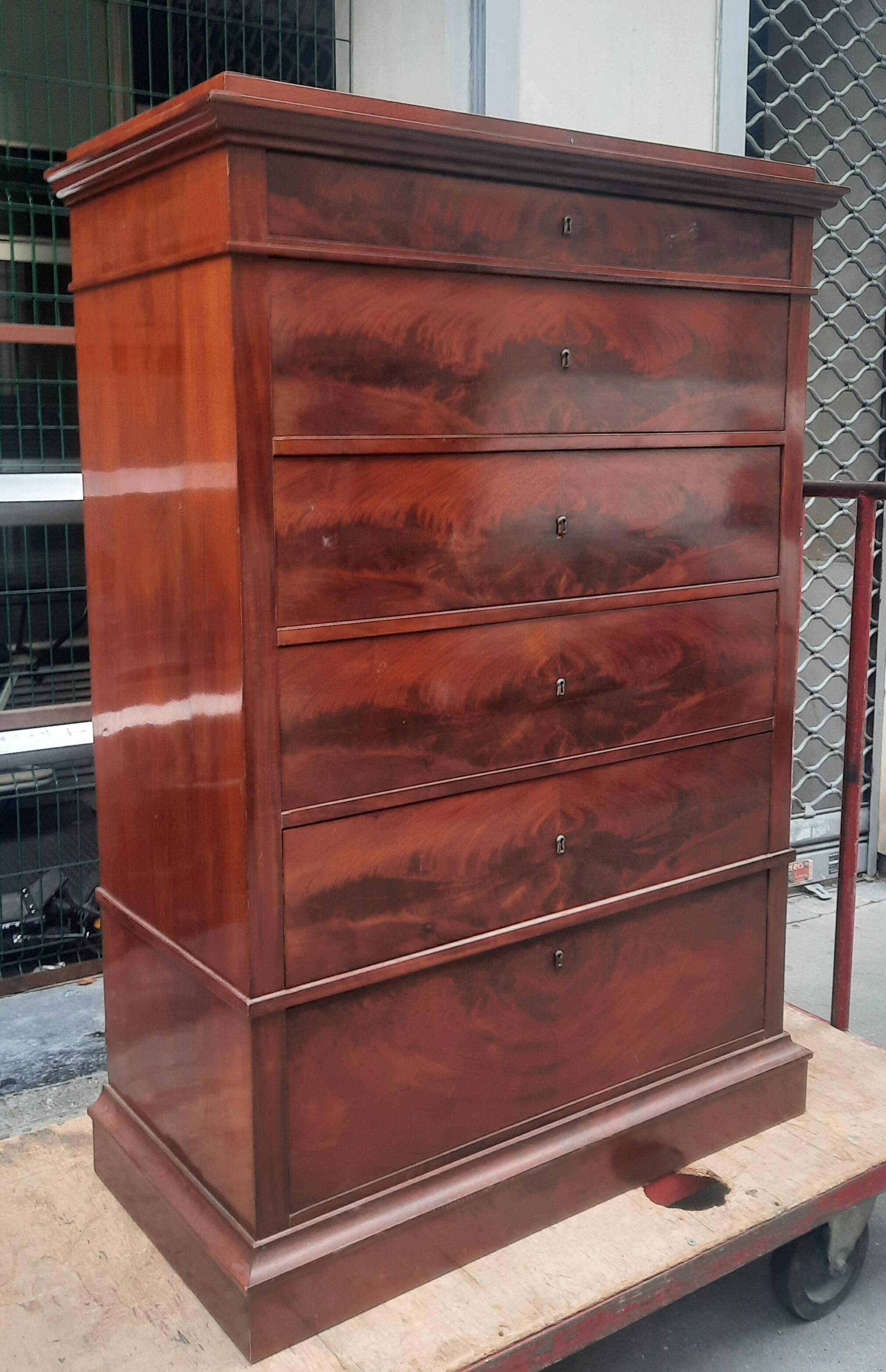 Flamed mahogany chest of drawers with 6 drawers