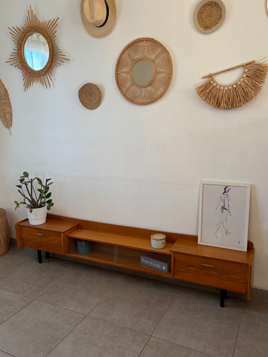 Shallow low vintage enfilade