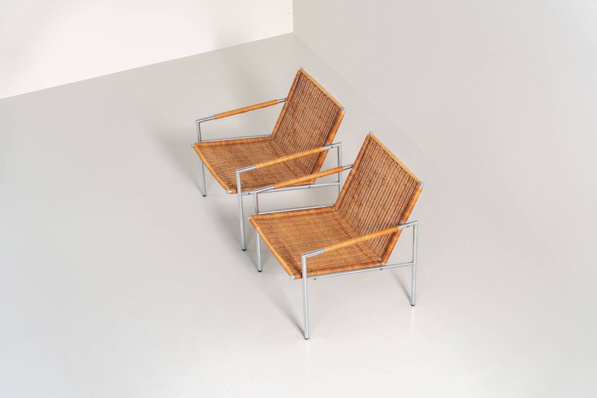 Early pair of modernist “SZ01” arm chairs by Martin Visser for Spectrum