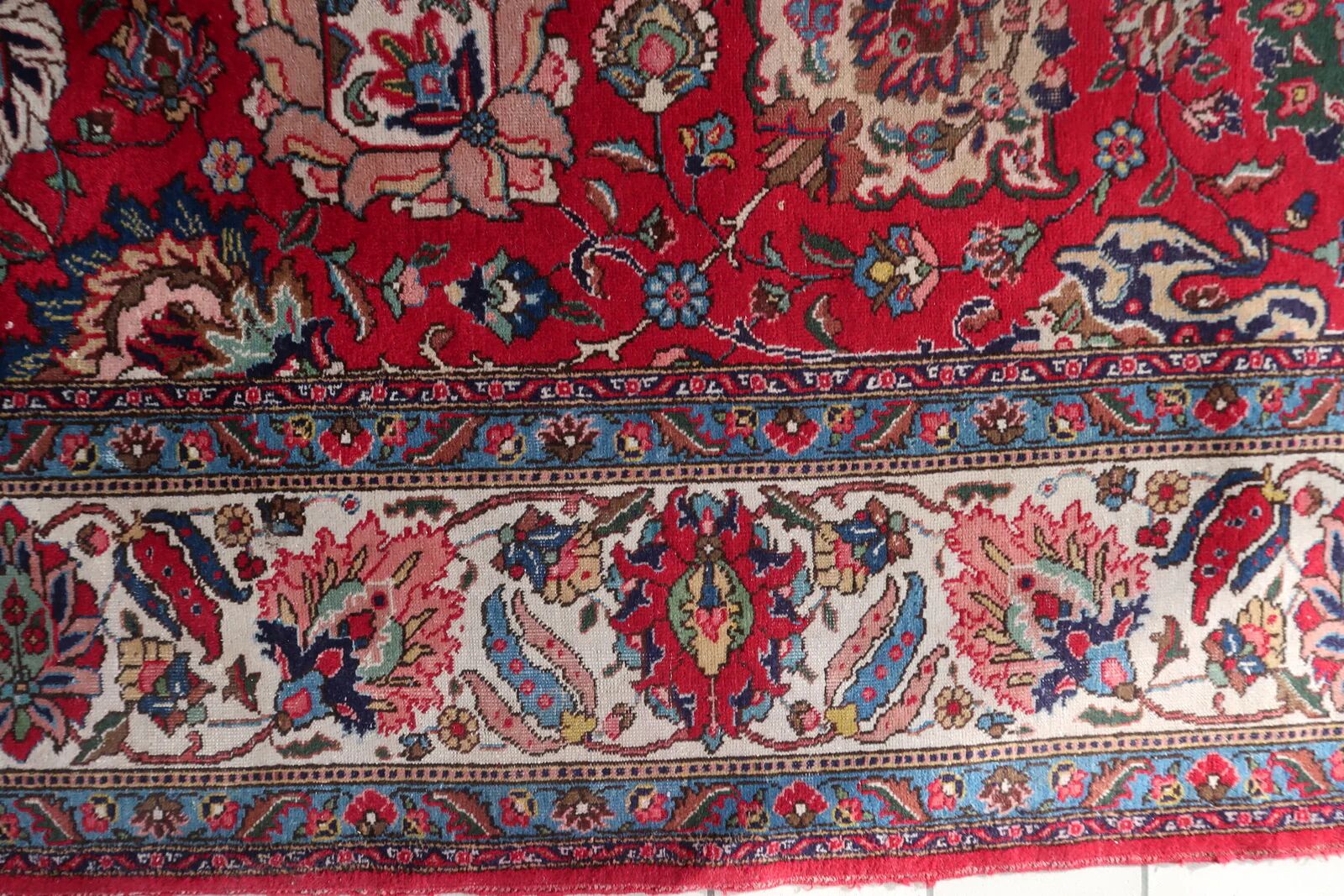 Tapis en laine Tabriz antique, motif floral Shah Abbasi sur tout le tapis, champ cramoisi, vers 1920 — 303 × 403 cm — 1C1278