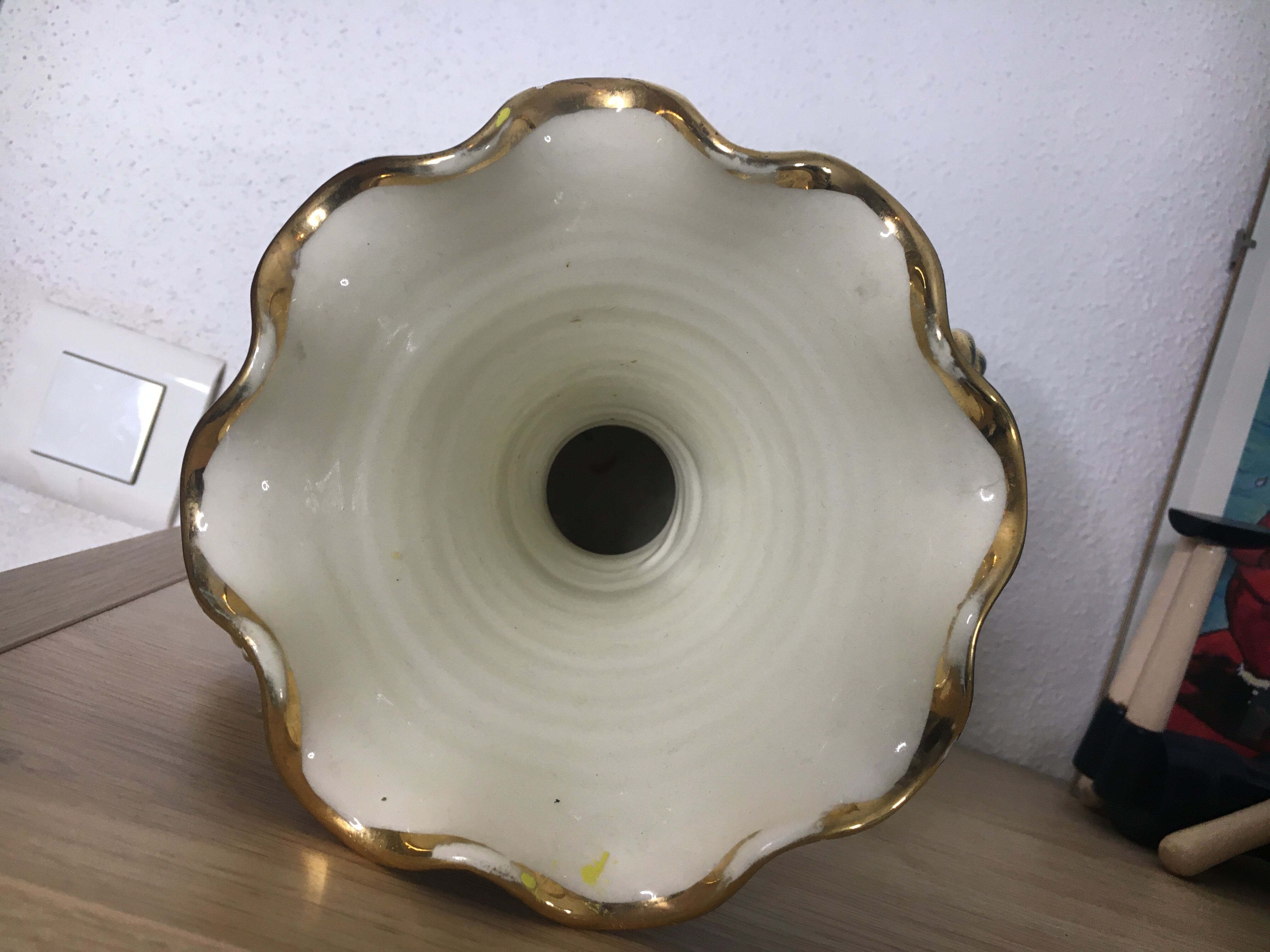 Vase Vallauris avec décor fleurs, dorure et anses torsadées