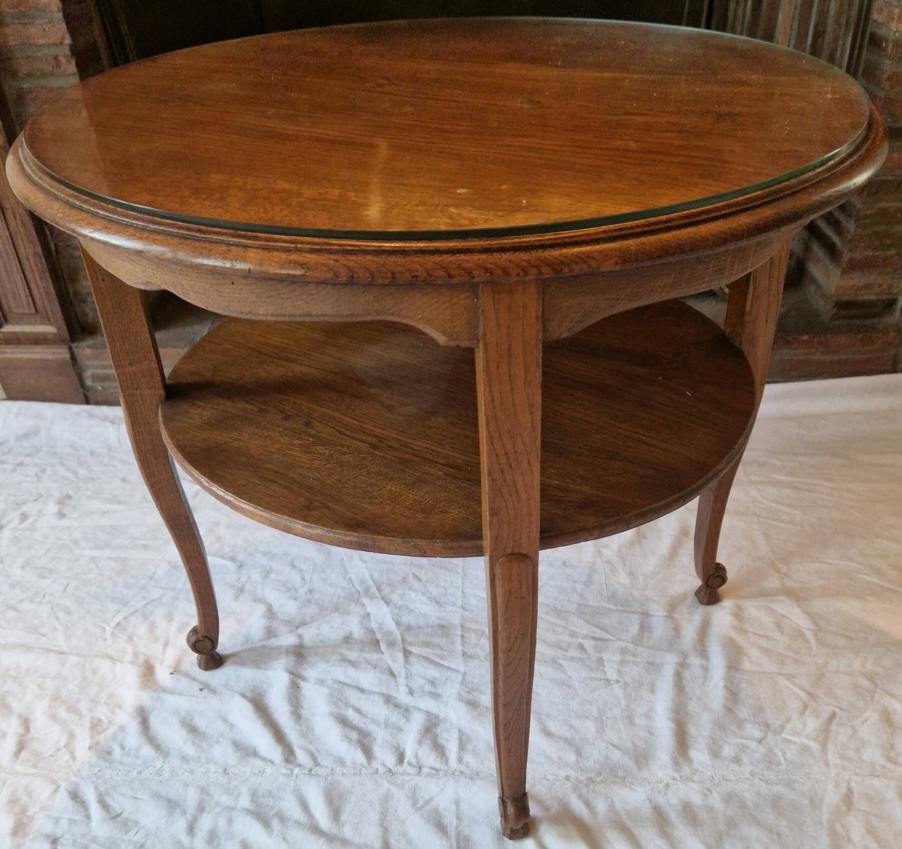 Round walnut gueridon with two tiers – Louis XV style – Perfect condition