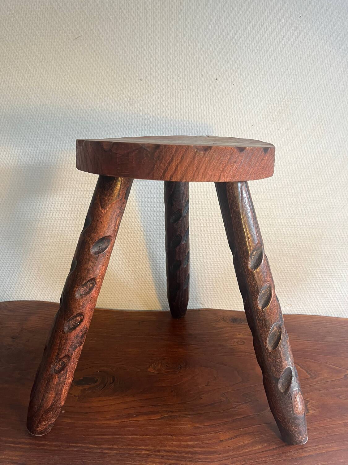Tabouret tripode en bois