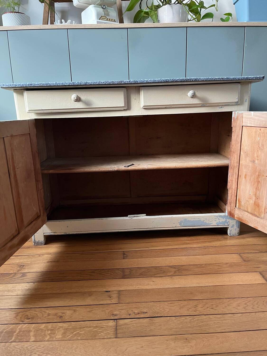 Buffet bas ancien en bois patiné avec plateau en tôle émaillée