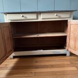 Buffet bas ancien en bois patiné avec plateau en tôle émaillée