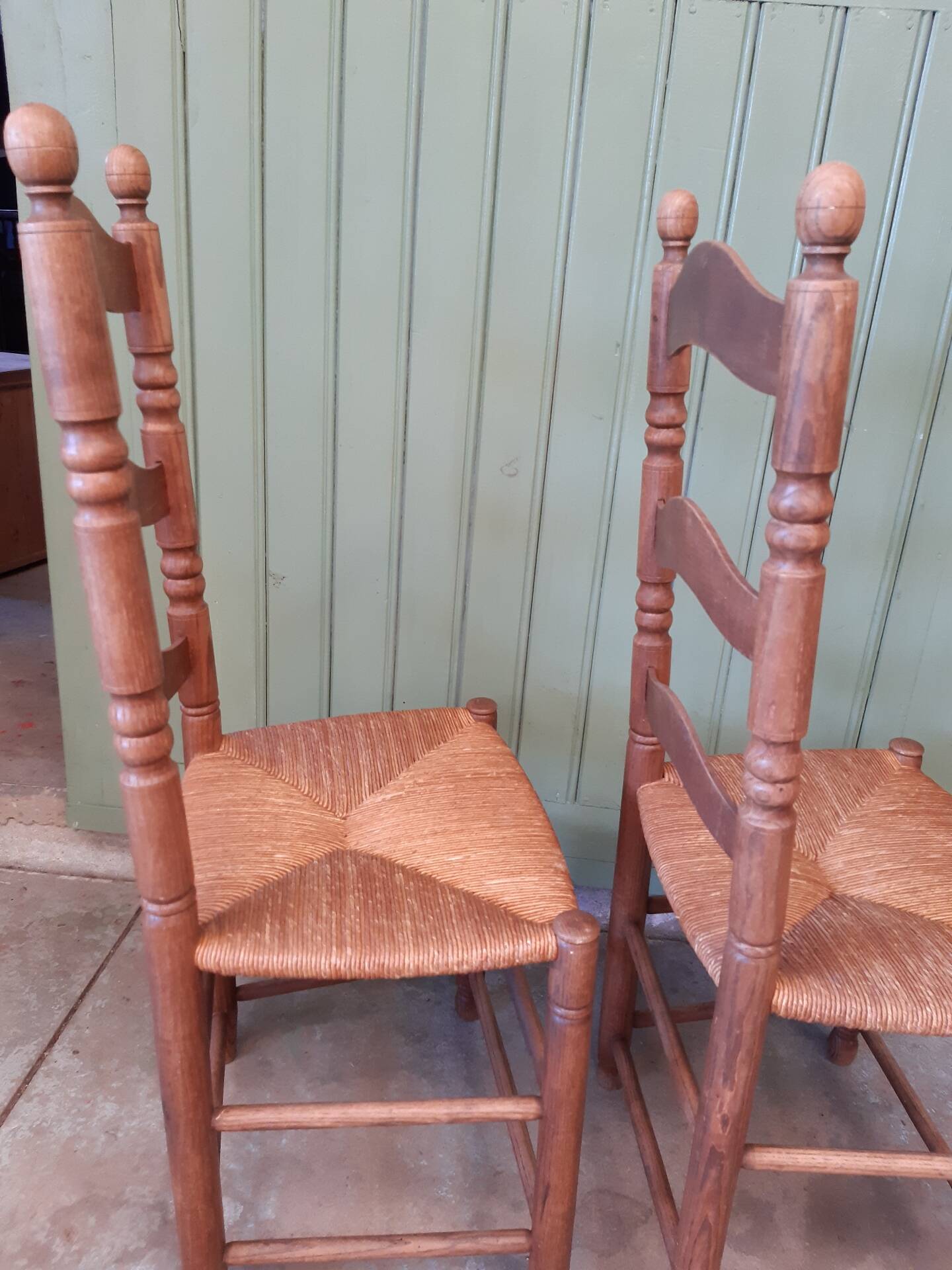 Paire de chaises paillées champêtres.