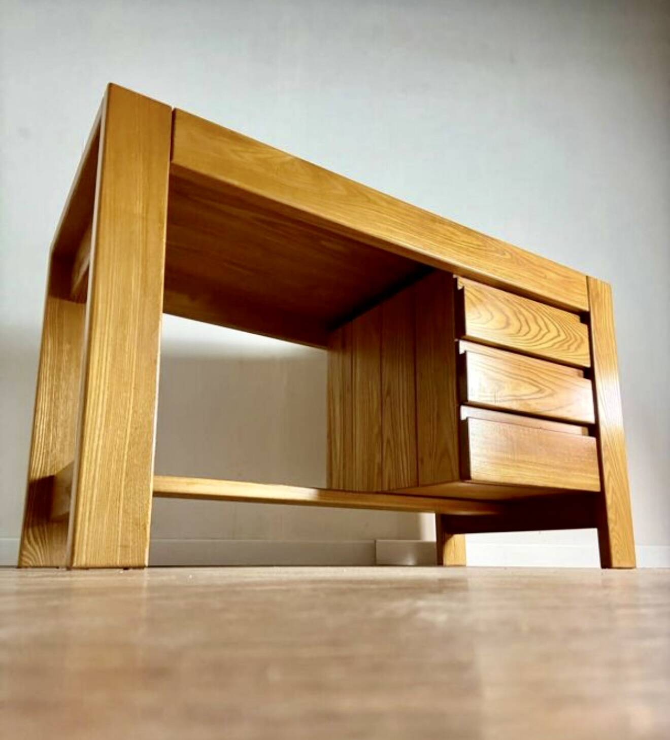 Desk made of solid elm wood