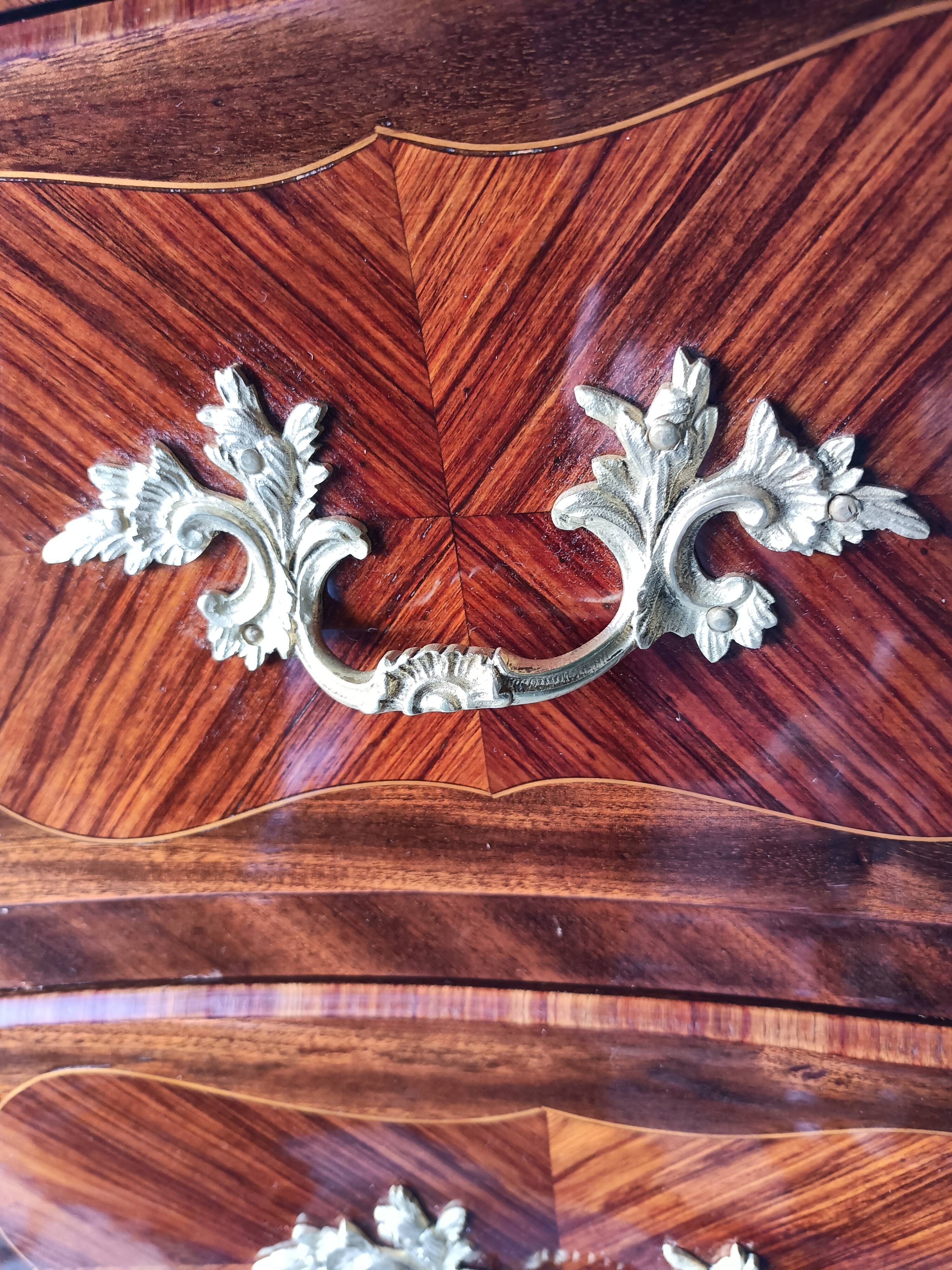 Louis XV jumping chest of drawers curved in precious wood marquetry.