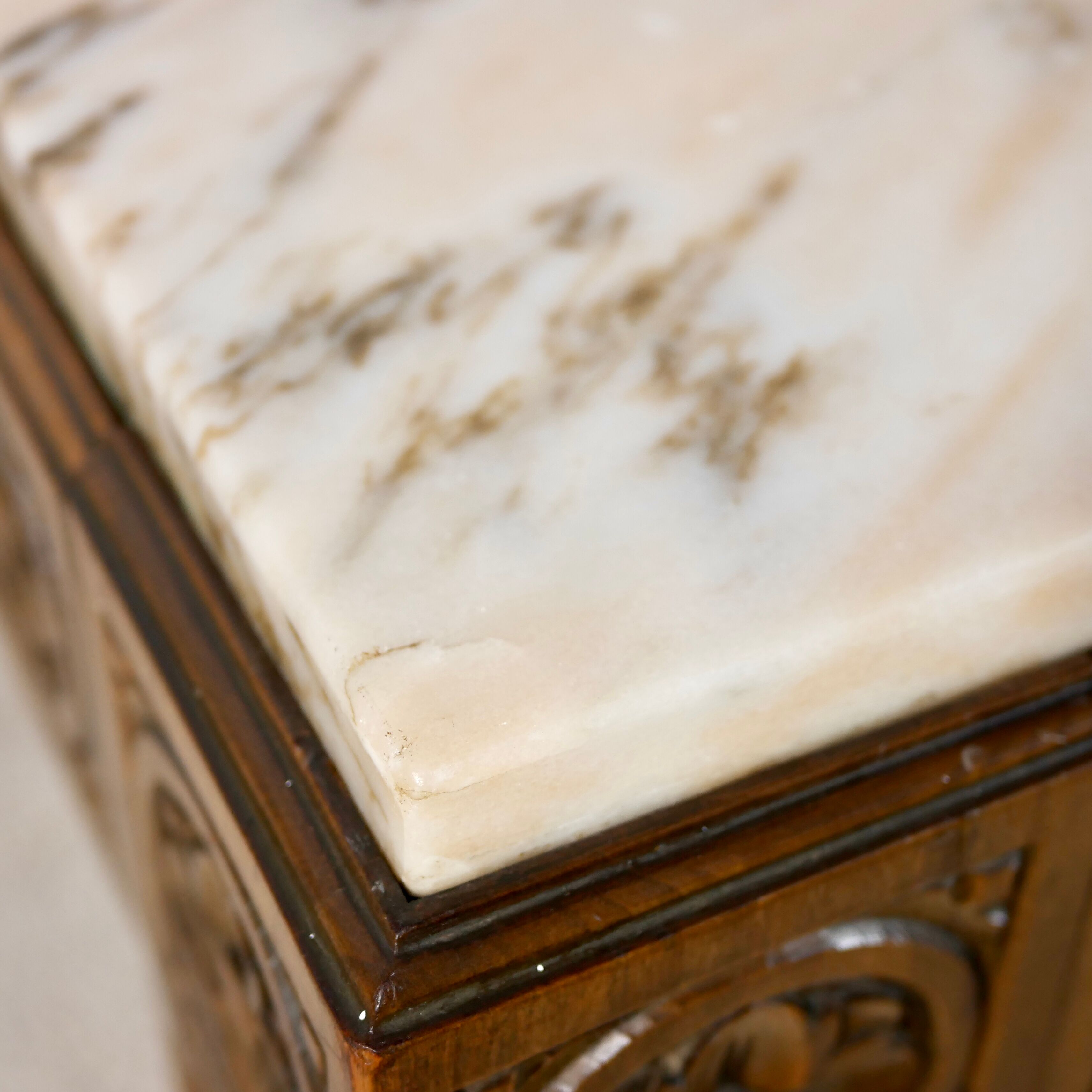 Table basse bois sculpté et marbre