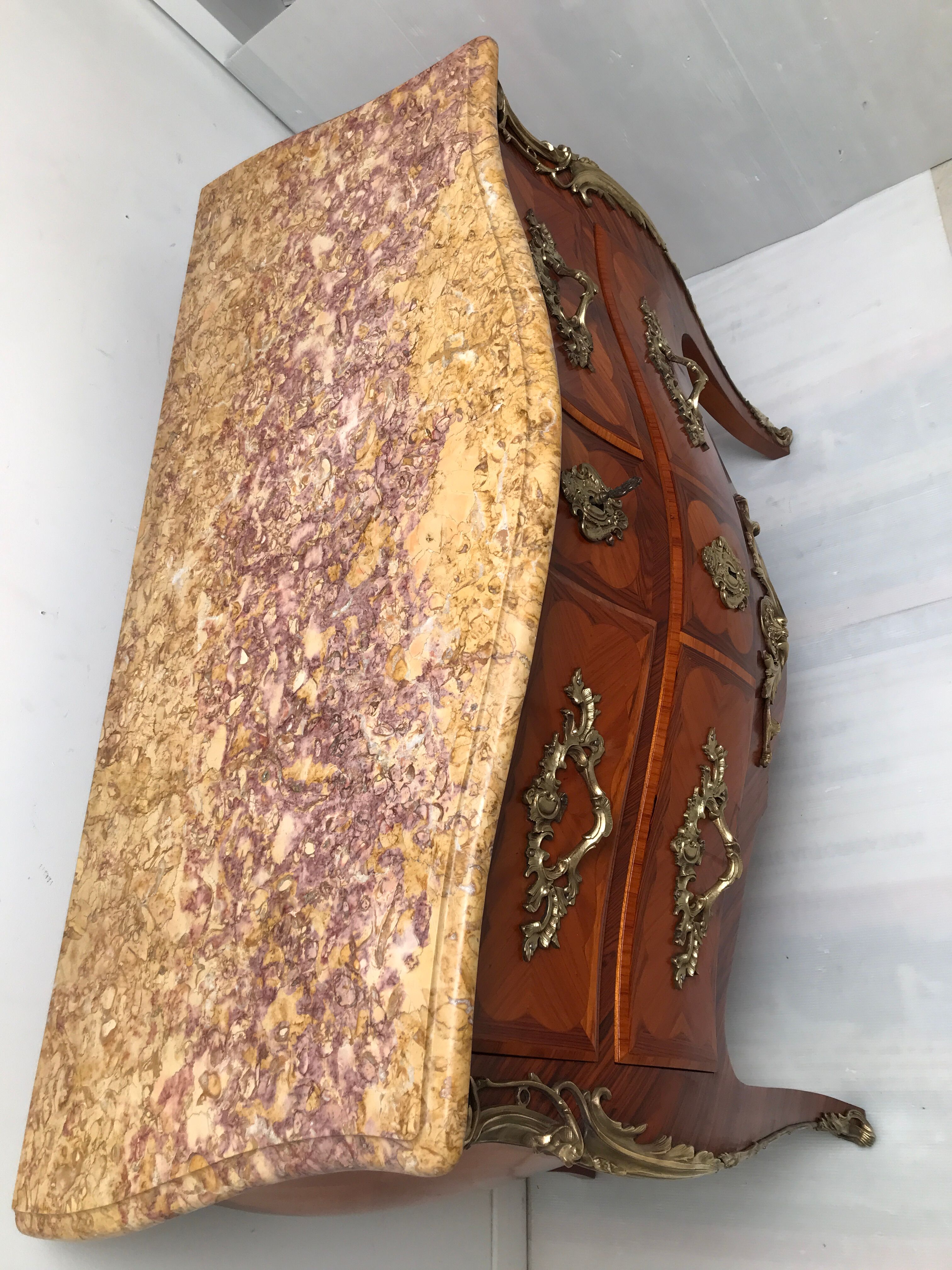 Commode de style Louis XV en placage d'acajou et bois de rose XX siècle