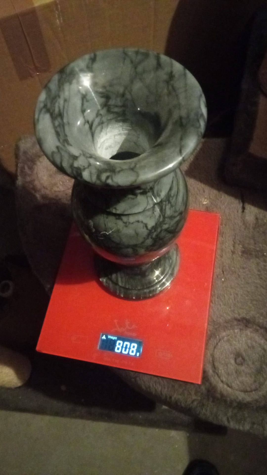 Vase en marbre sculpté