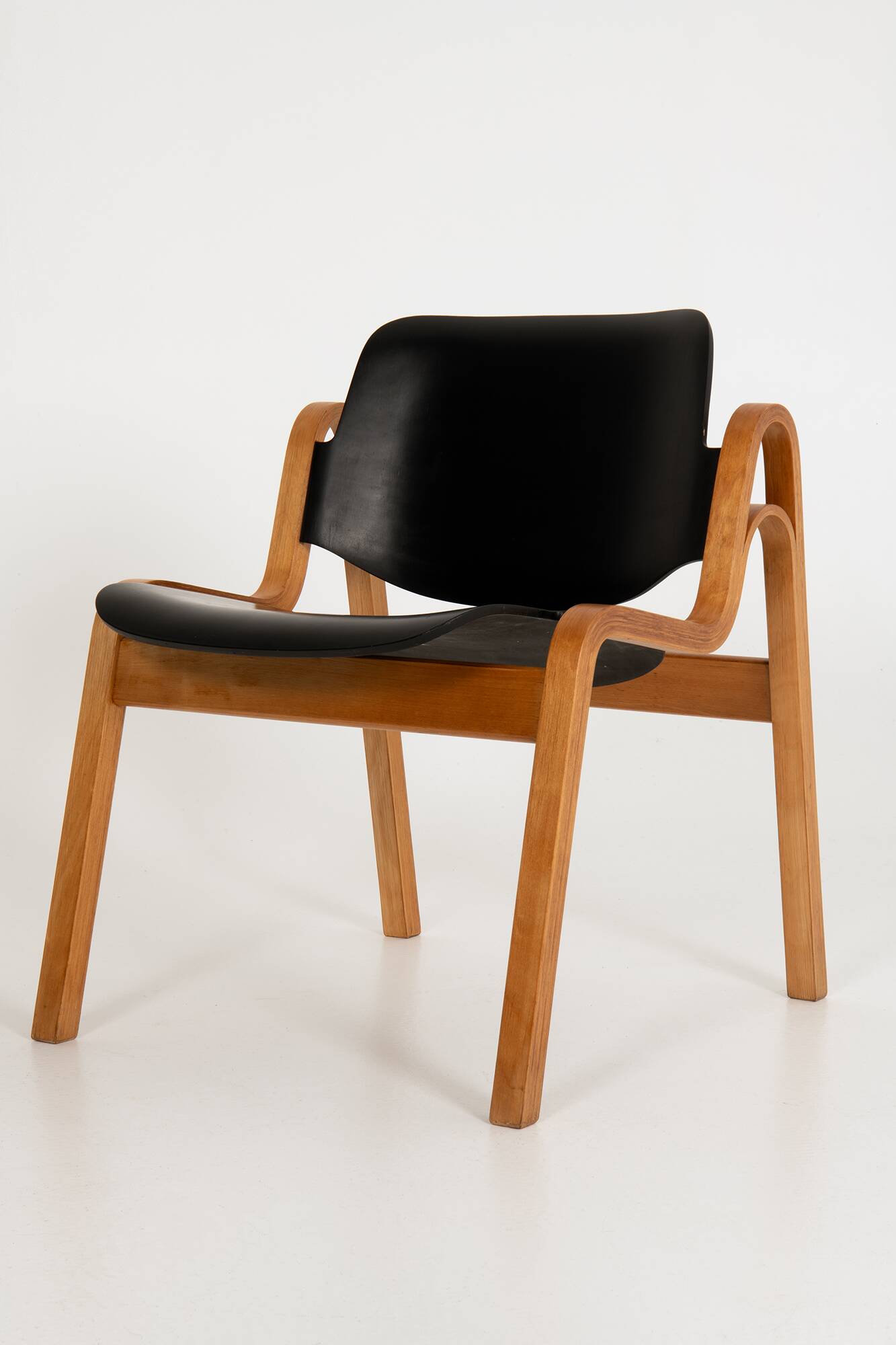 A pair of "Wilhelmina" chairs - Ilmari Tapiovaara