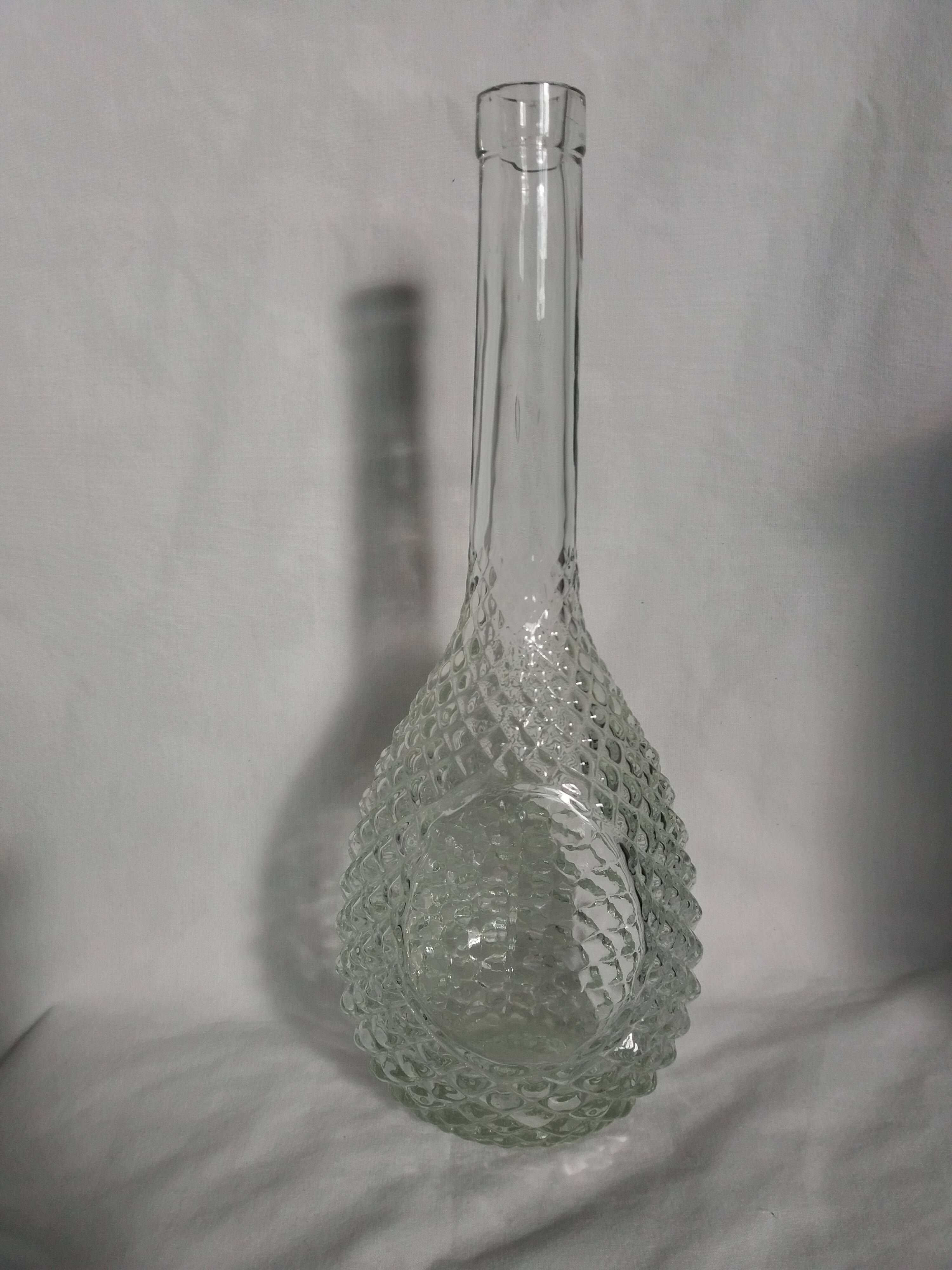 Glass bottle carafe with pineapple diamond tip decoration