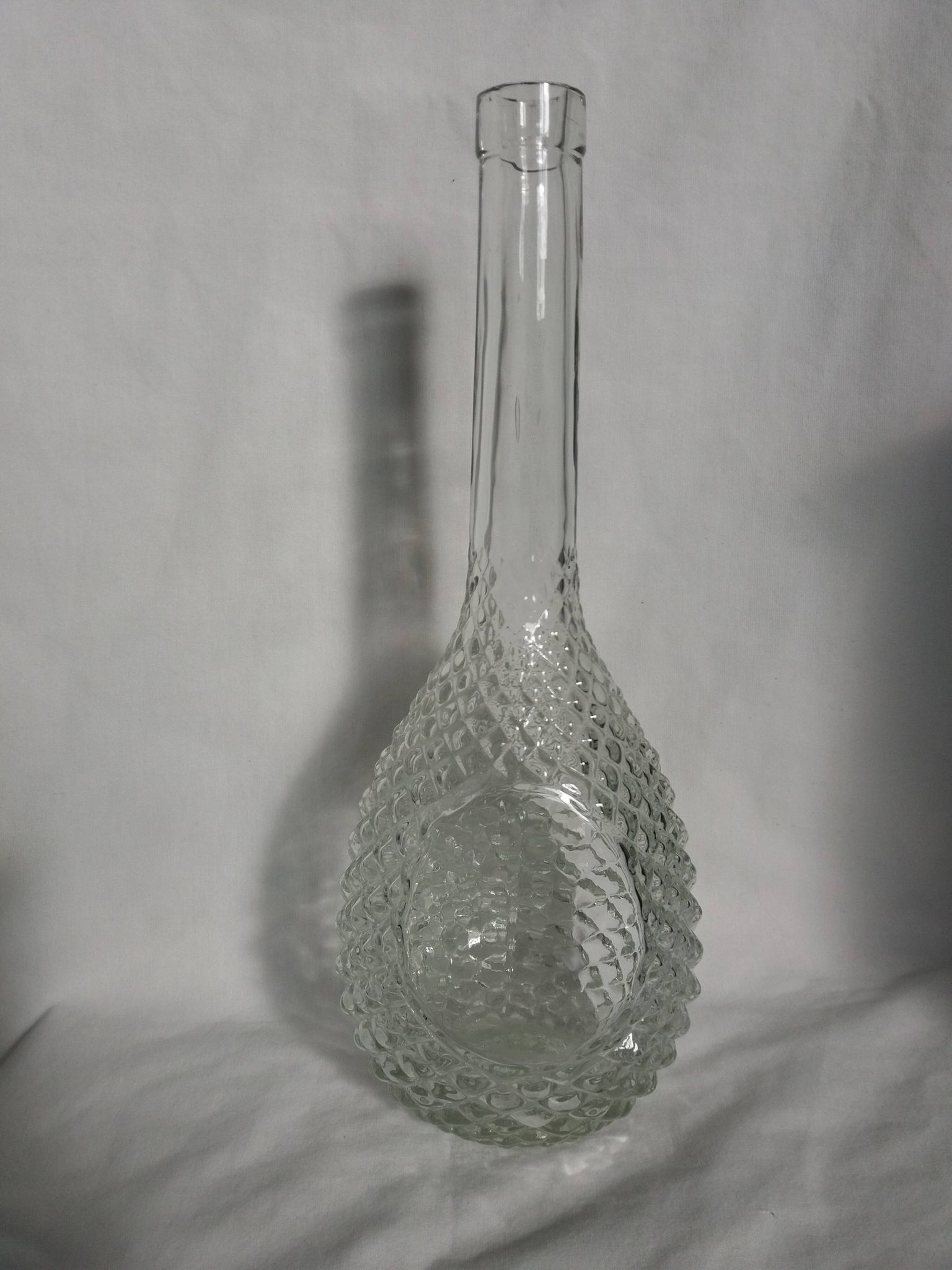 Carafe bouteille en verre décor pointe de diamant ananas
