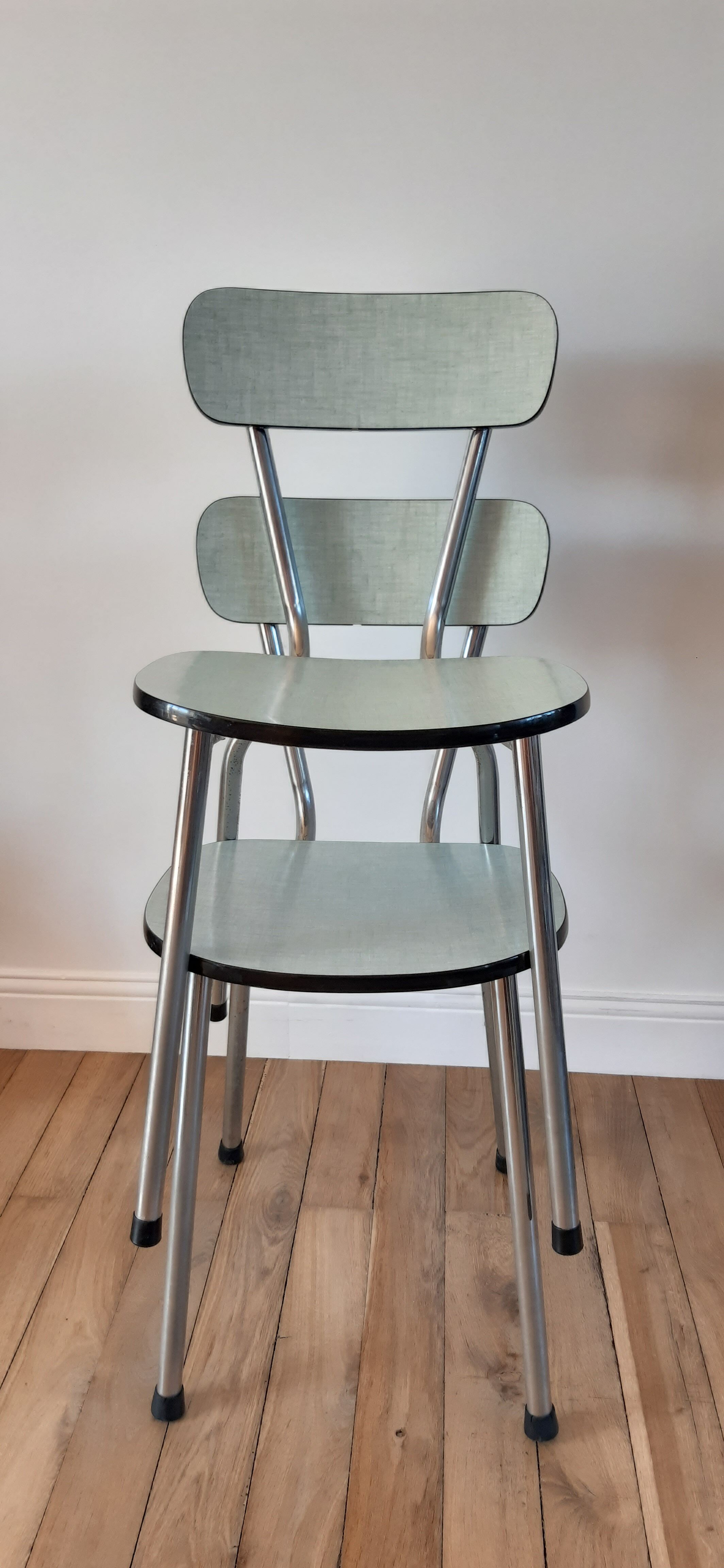 Duo de chaises en formica vert pastel années 70