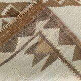 Tapis kilim ancien en laine – style bohème, motifs ethniques sur fond clair