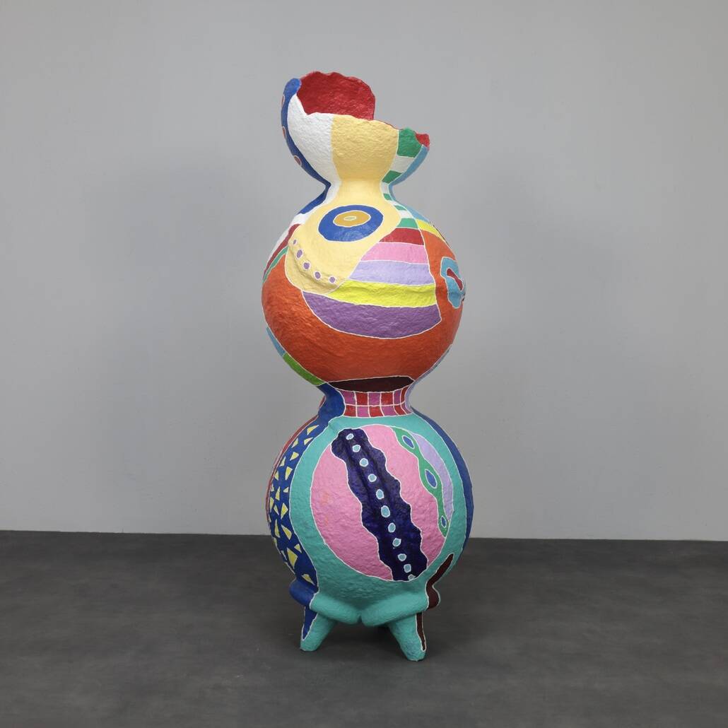 Sculpture contemporaine vibrante sur pied en papier mâché