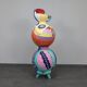 Sculpture contemporaine vibrante sur pied en papier mâché