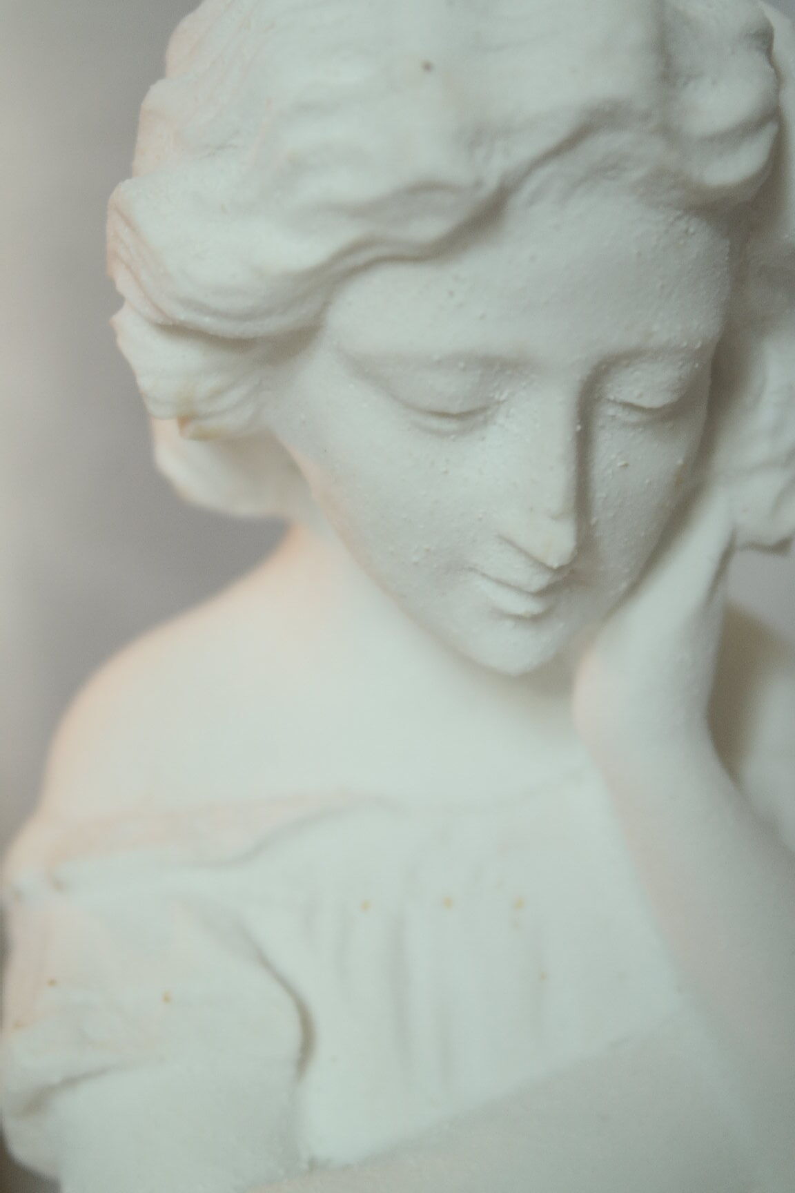 Limestone bust young girl who reads